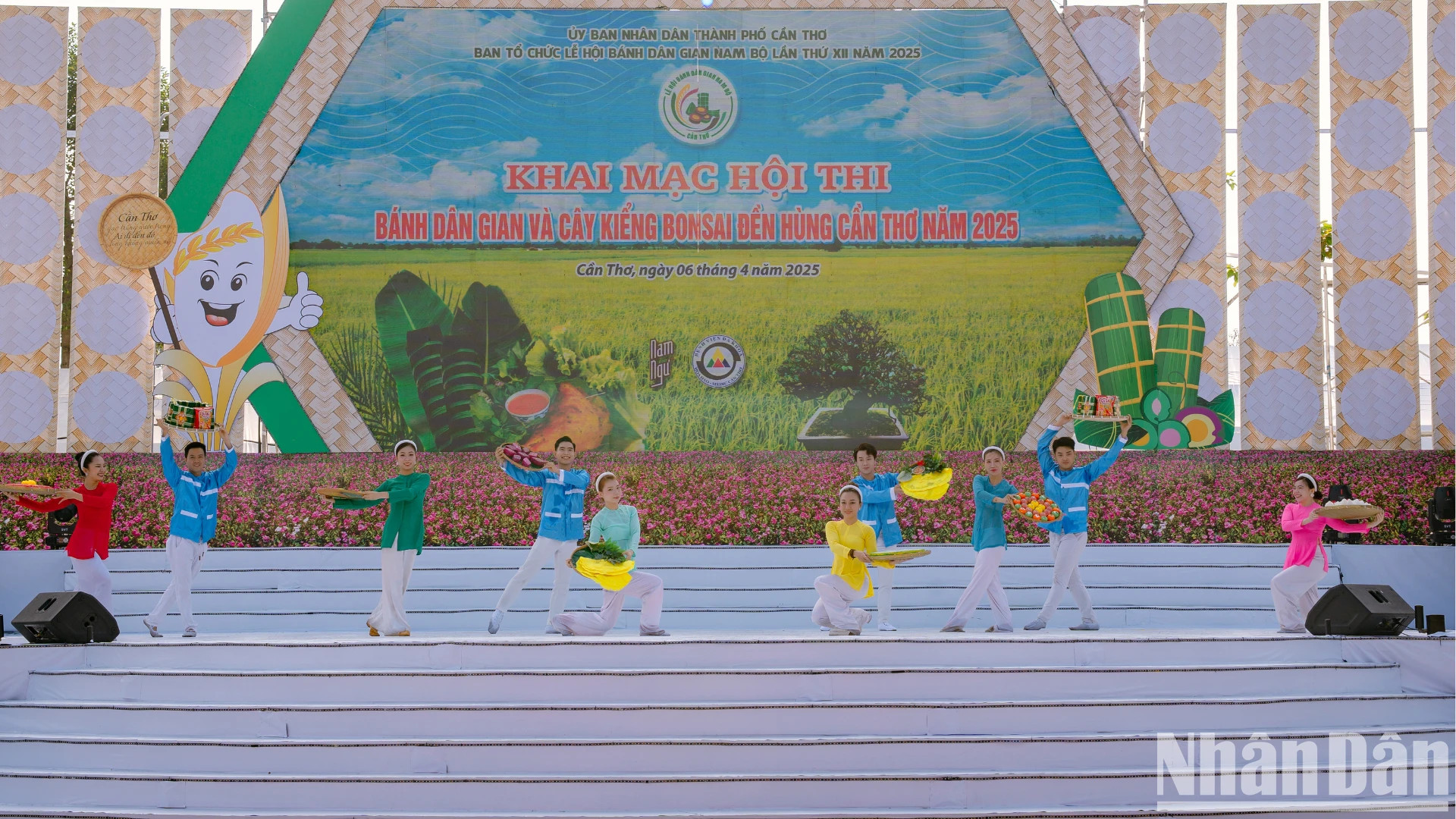 在雄王祭祖期间，芹苴市举行了2025年第十二届南部民间糕饼节开幕式。