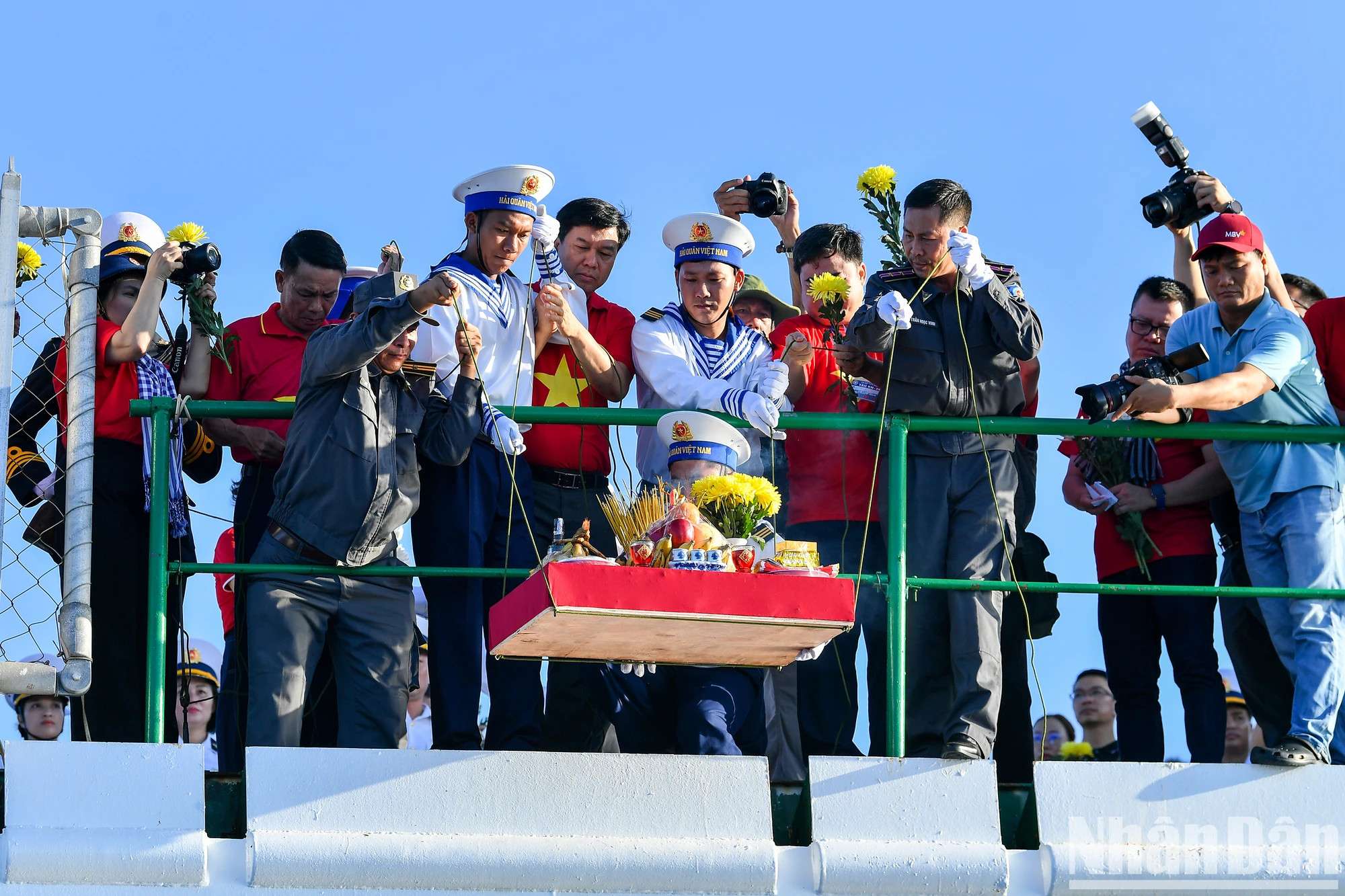 在供香仪式后，工作代表团进行了撒放花圈、祭品、纸鹤以及花灯，深切缅怀英烈们的英魂。