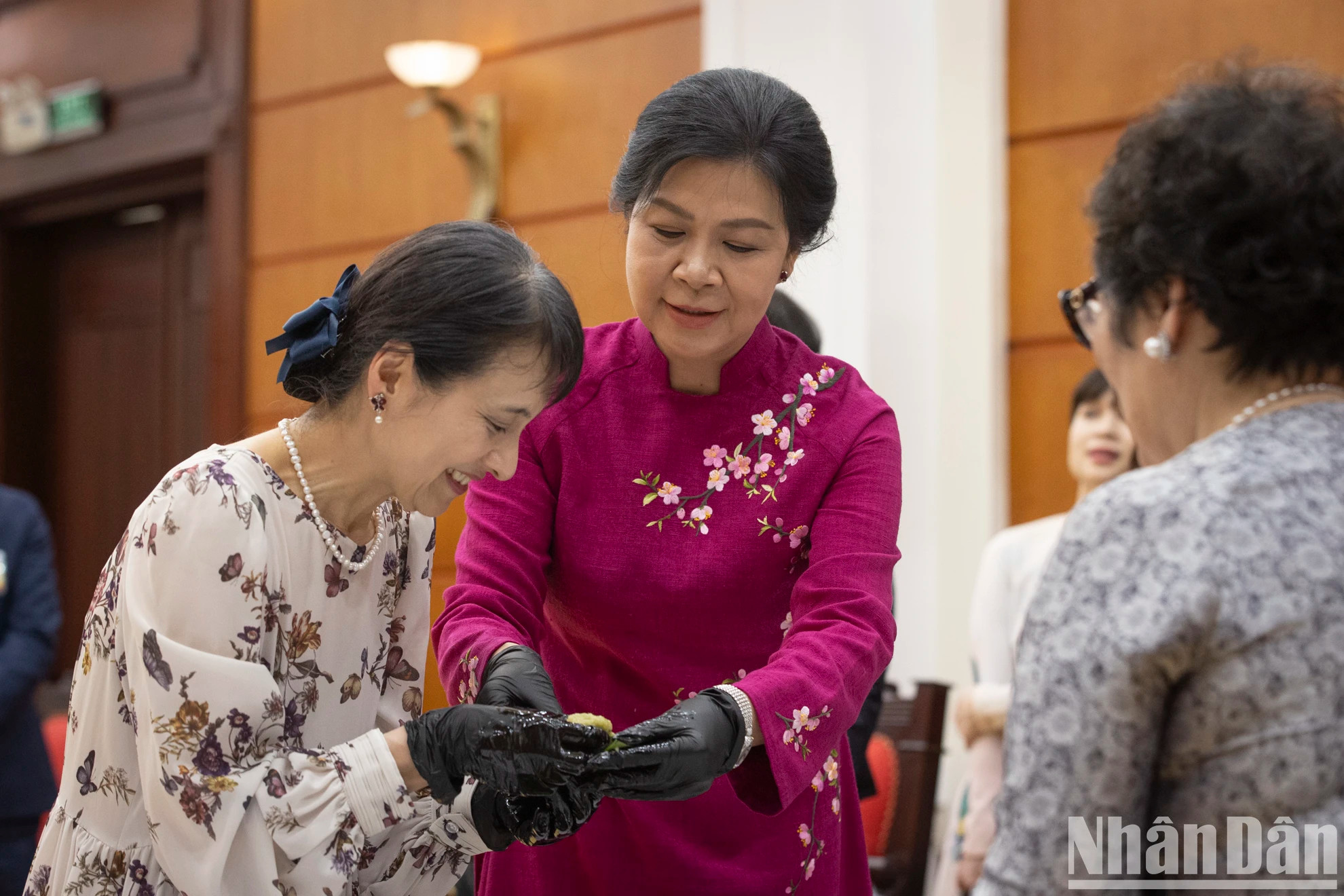 越共中央总书记苏林的夫人吴芳璃和日本首相石破茂的夫人石破佳子共同制作扁米饼。 越共中央总书记苏林的夫人吴芳璃和日本首相石破茂的夫人石破佳子共同制作扁米饼。