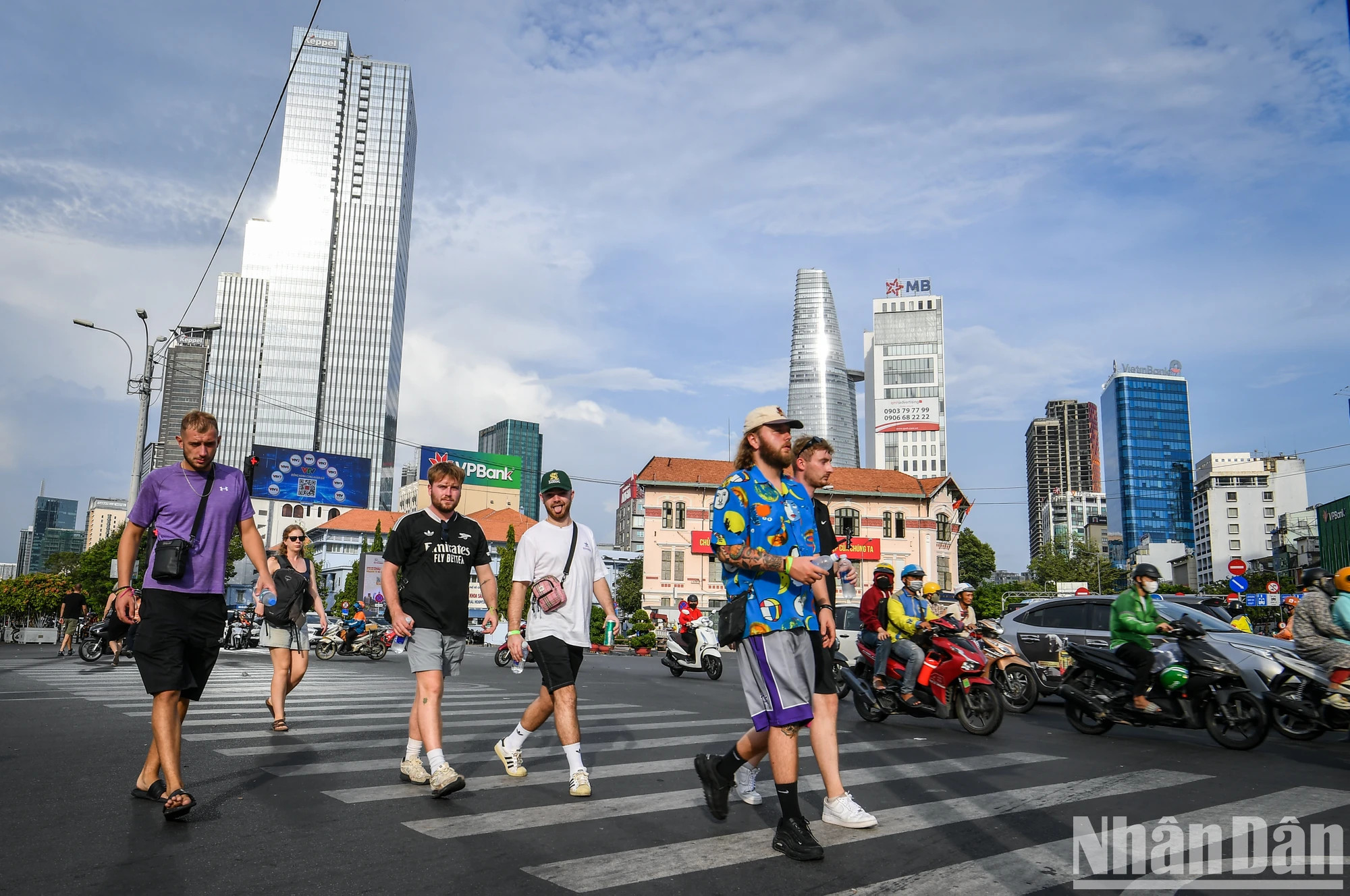 关于旅游方面,胡志明市力争成为亚洲首选旅游目的地,并以“开放、年轻、充满活力、充满激情、面向未来”的城市形象展现自我。 关于旅游方面,胡志明市力争成为亚洲首选旅游目的地,并以“开放、年轻、充满活力、充满激情、面向未来”的城市形象展现自我。