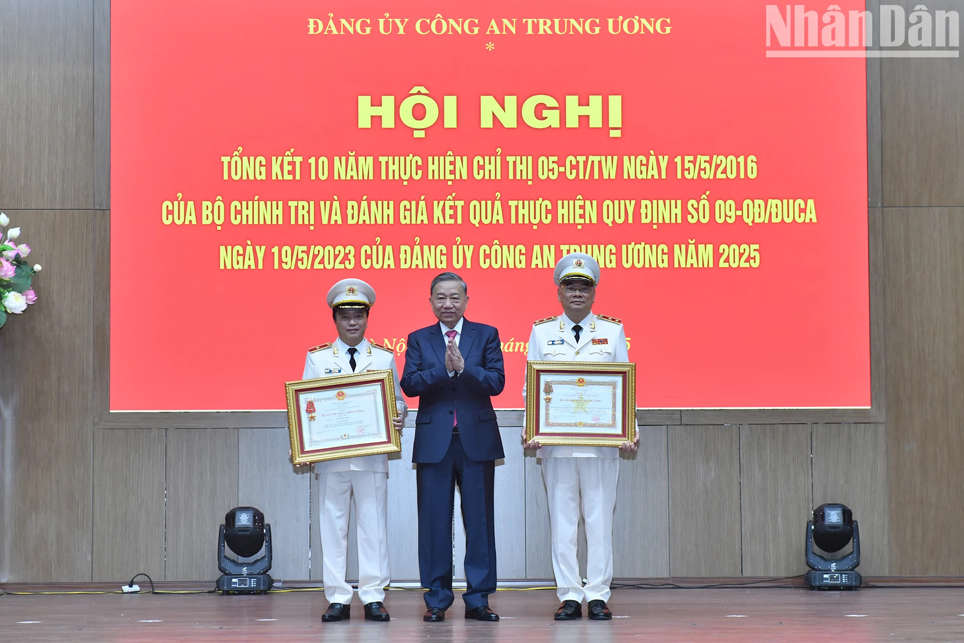 苏林总书记向苏恩苏中将授予三等军功勋章，向邓鸿德少将授予二等战功勋章。