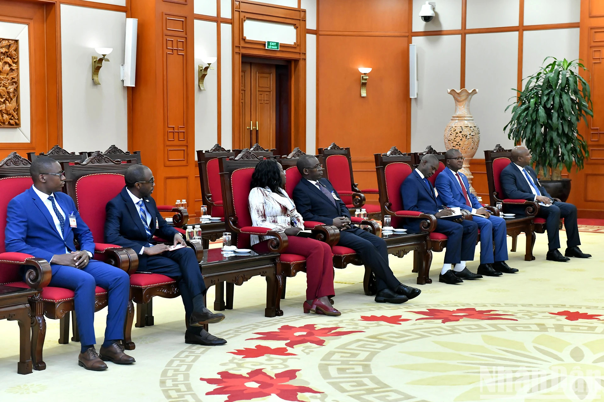 陪同布隆迪总统的代表团成员。