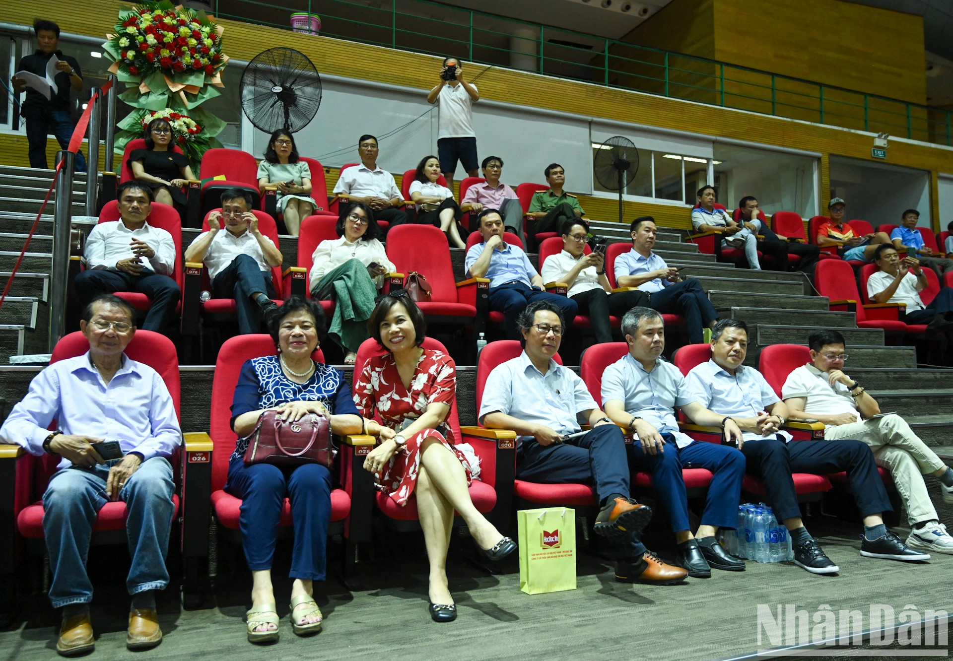 出席开幕式的各位代表。 出席开幕式的各位代表。