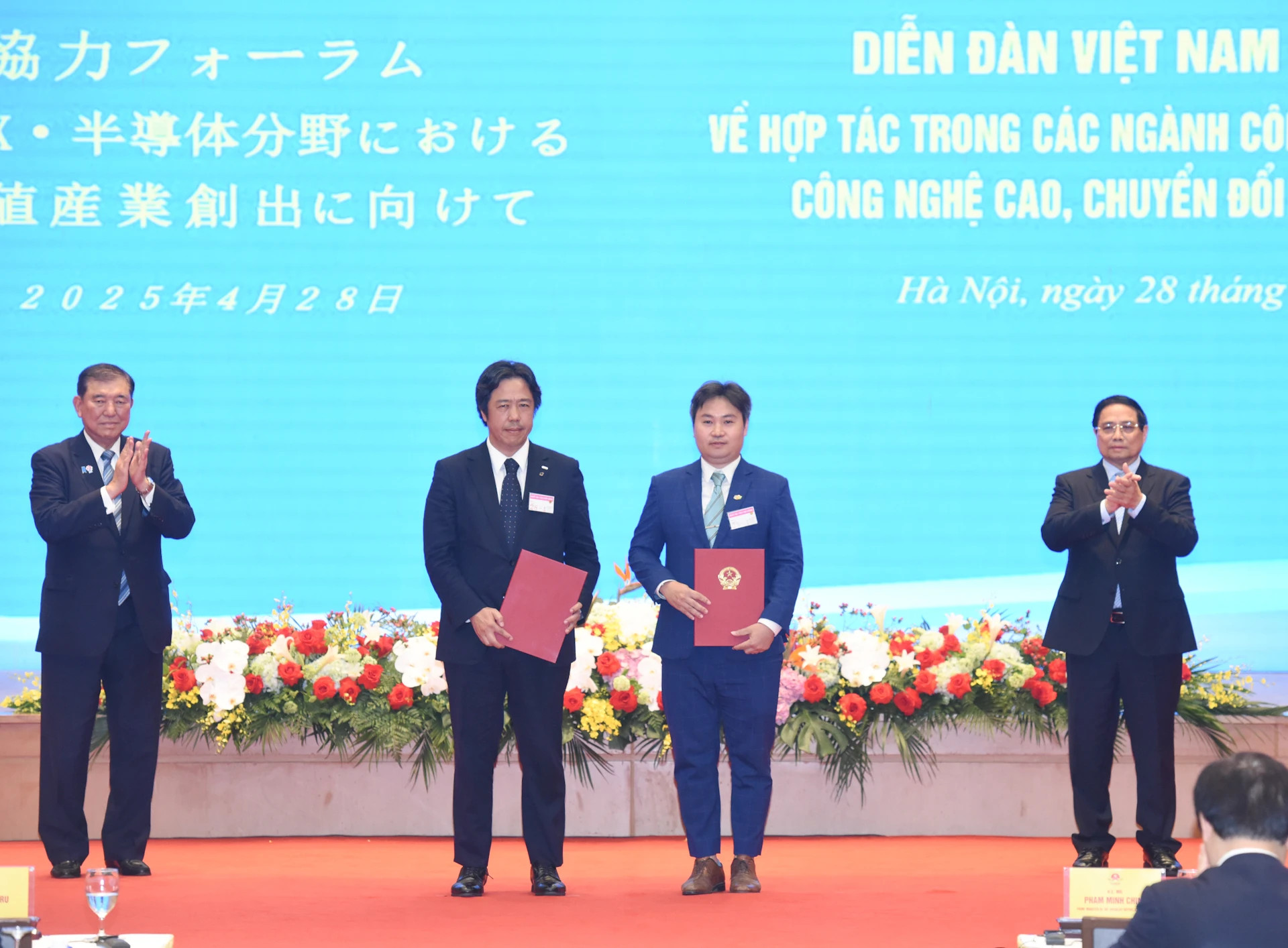 范明正总理同石破茂首相共同出席FPT集团和Restar集团合作意向书文本交换仪式。 范明正总理同石破茂首相共同出席FPT集团和Restar集团合作意向书文本交换仪式。