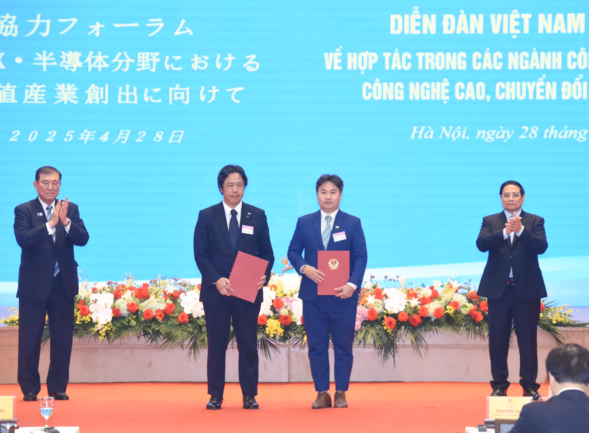 范明正总理同石破茂首相共同出席FPT集团和Restar集团合作意向书文本交换仪式。