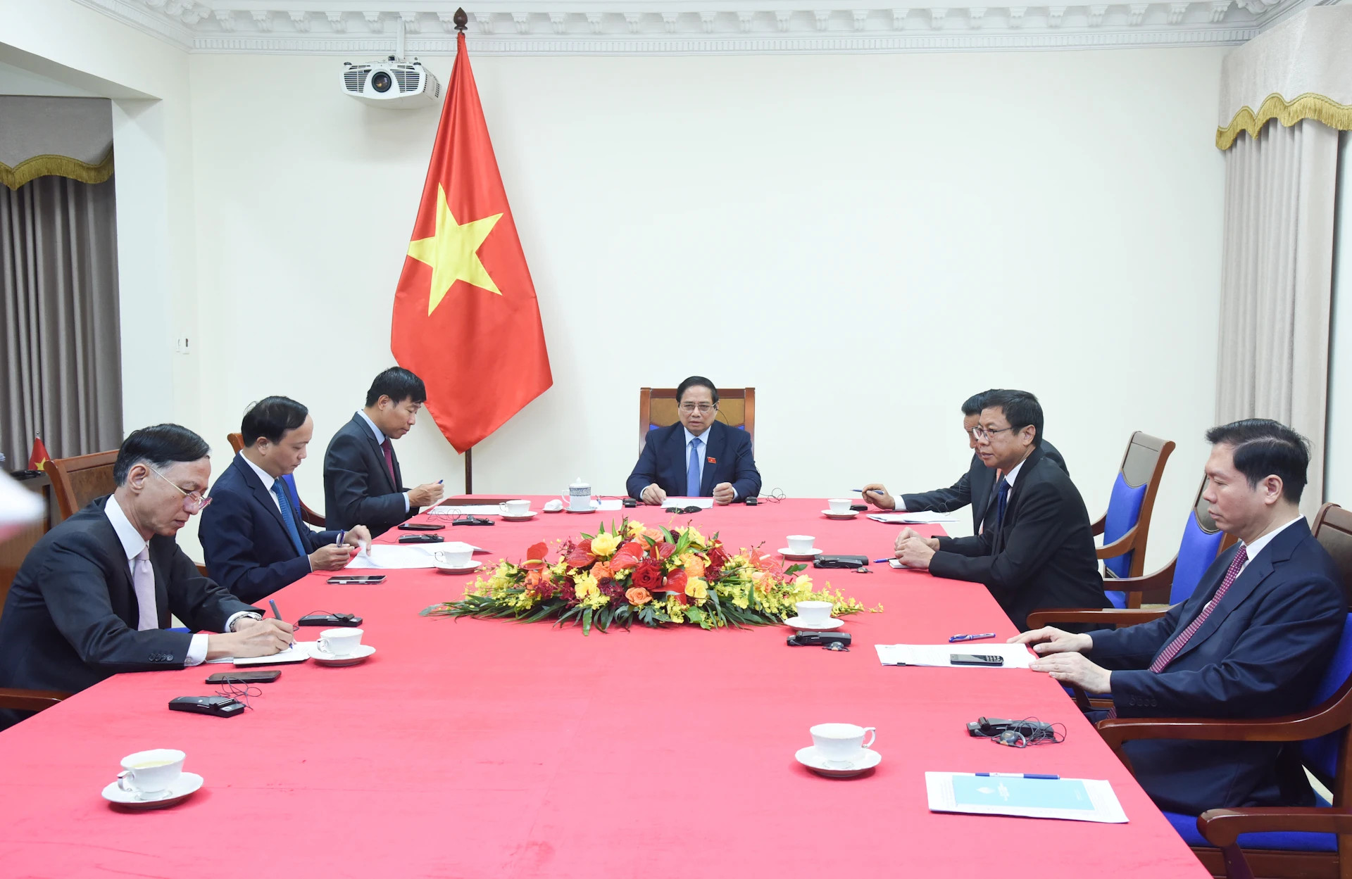 越南政府总理范明正与新加坡总理黄循财通电话。