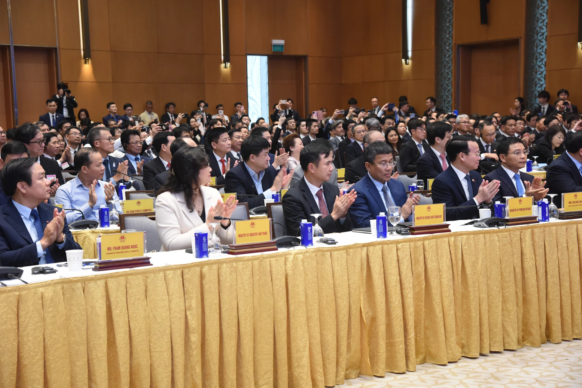 与会代表们。 与会代表们。