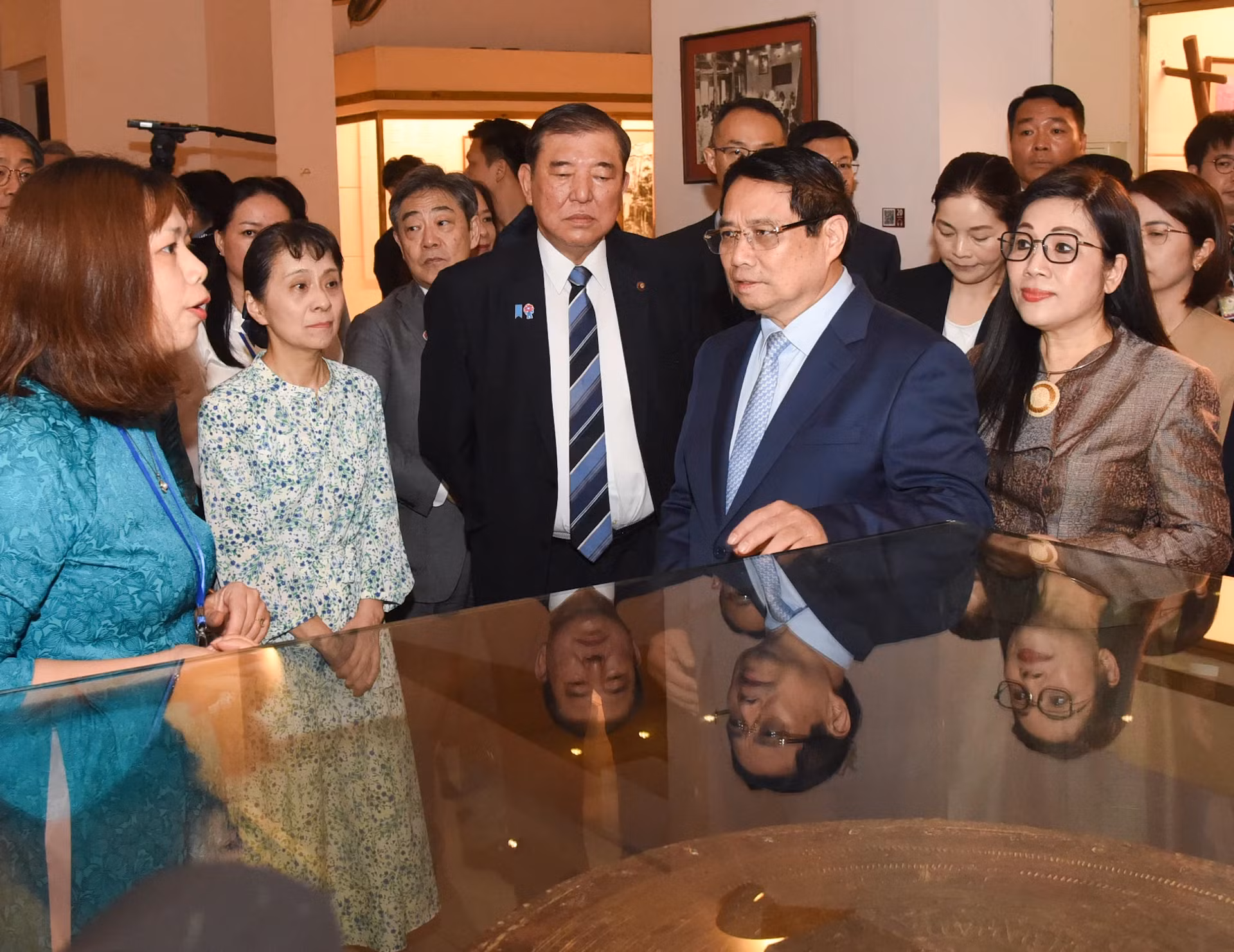 政府总理范明正夫妇和日本首相石破茂夫妇共同参观越南国家历史博物馆。