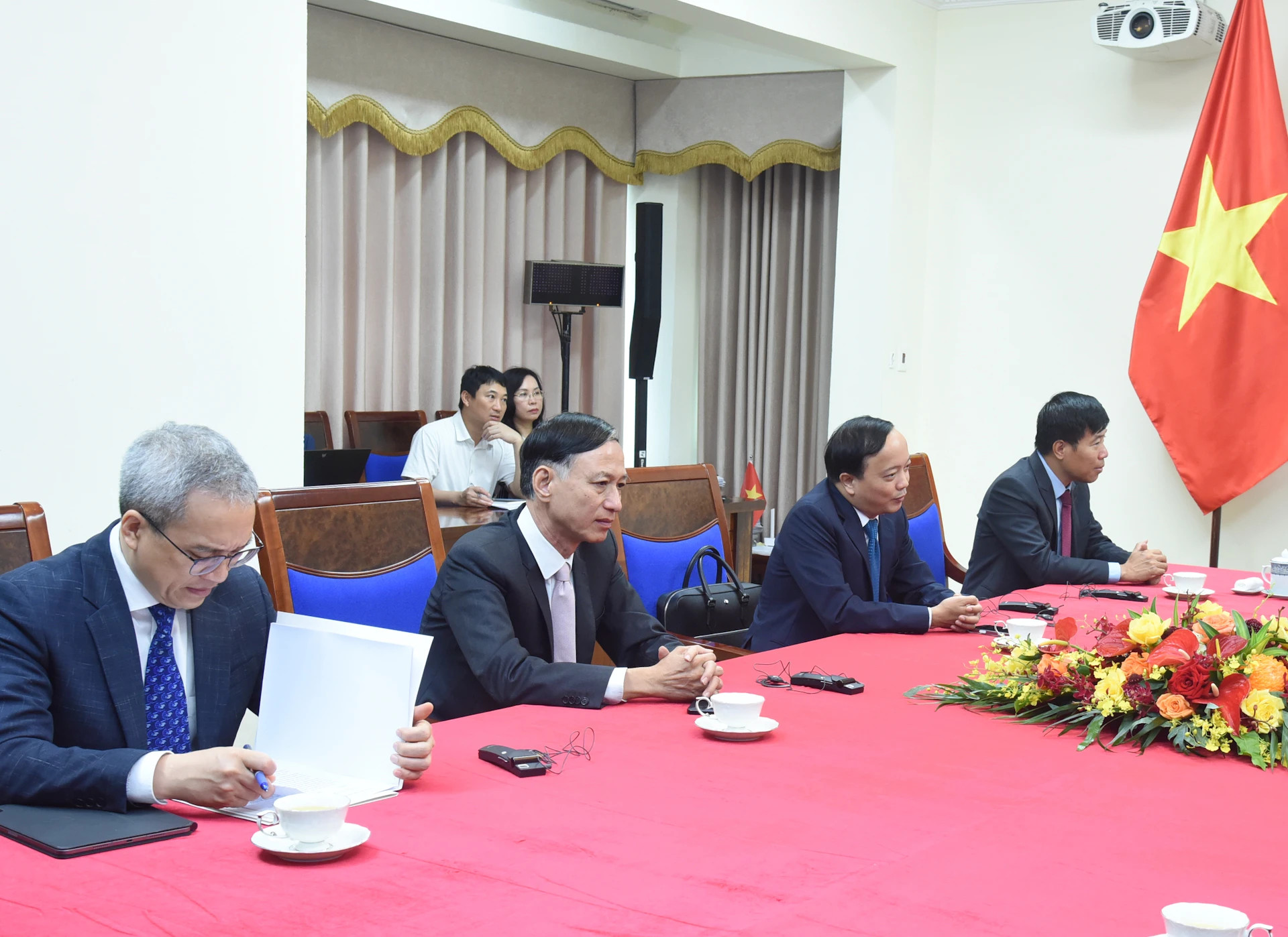 越南各行业部委领导代表出席活动。