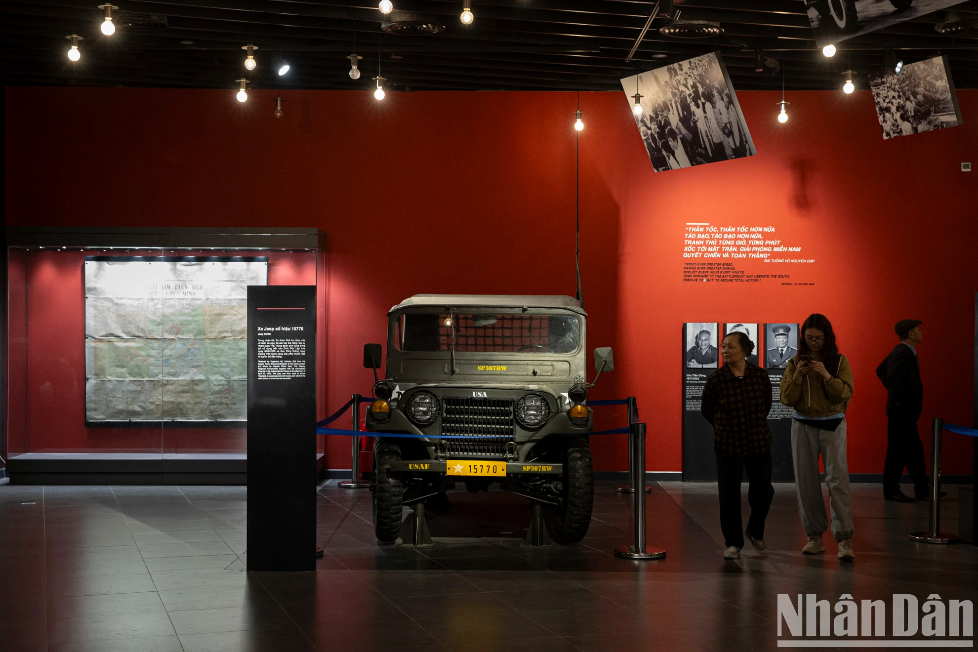 我军在岘港机场缴获的伪军空降旅15770号吉普车。该辆车由第66团副团长范春誓大尉和战友们驾驶,1975年4月30日中午驶入独立宫,并带着伪政权总统前往广播电台宣读投降声明。 我军在岘港机场缴获的伪军空降旅15770号吉普车。该辆车由第66团副团长范春誓大尉和战友们驾驶,1975年4月30日中午驶入独立宫,并带着伪政权总统前往广播电台宣读投降声明。
