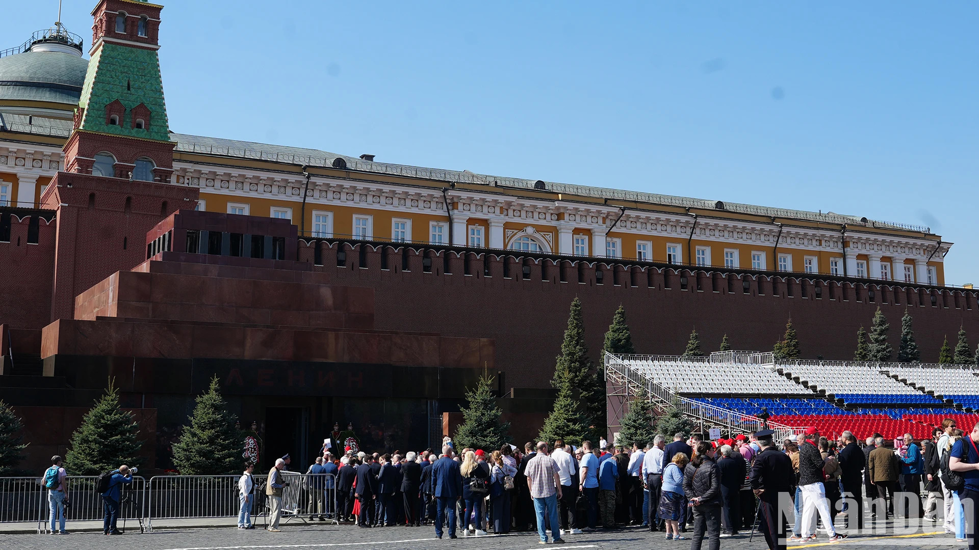 人们有序排队，缓缓走进列宁陵墓。这是俄罗斯人民和世界进步人民缅怀伟大领袖弗拉基米尔•伊里奇•列宁的丰功伟绩的机会。