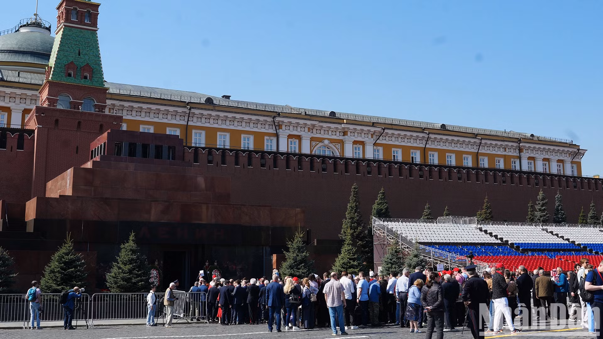 人们有序排队，缓缓走进列宁陵墓。这是俄罗斯人民和世界进步人民缅怀伟大领袖弗拉基米尔•伊里奇•列宁的丰功伟绩的机会。