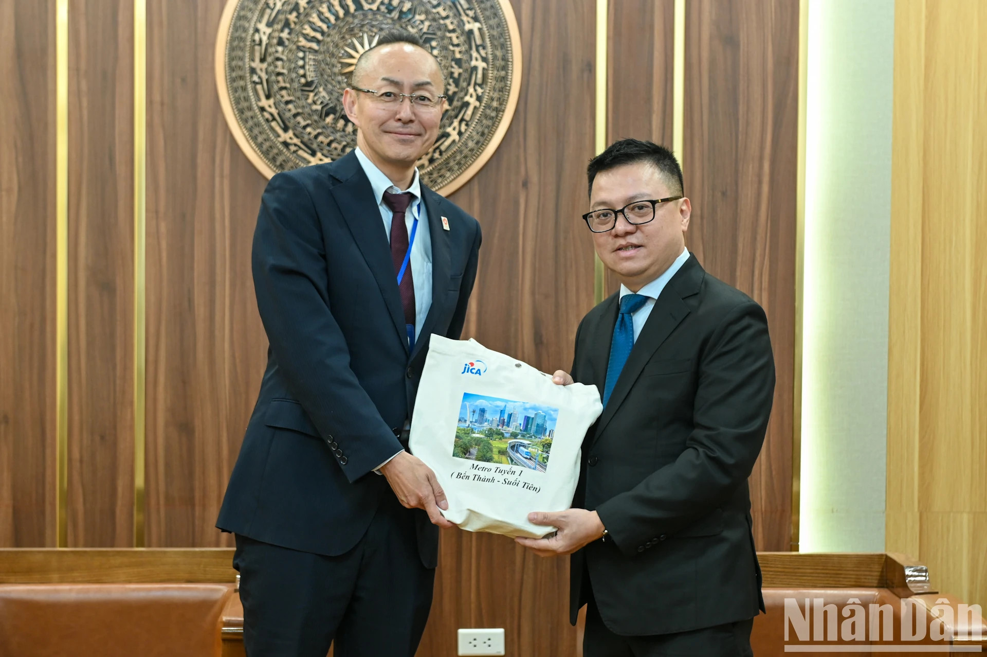 日本国际协力机构驻越南代表处首席代表小林洋介 (Kobayashi Yosuke) 向《人民报》社总编辑黎国明赠送纪念品。