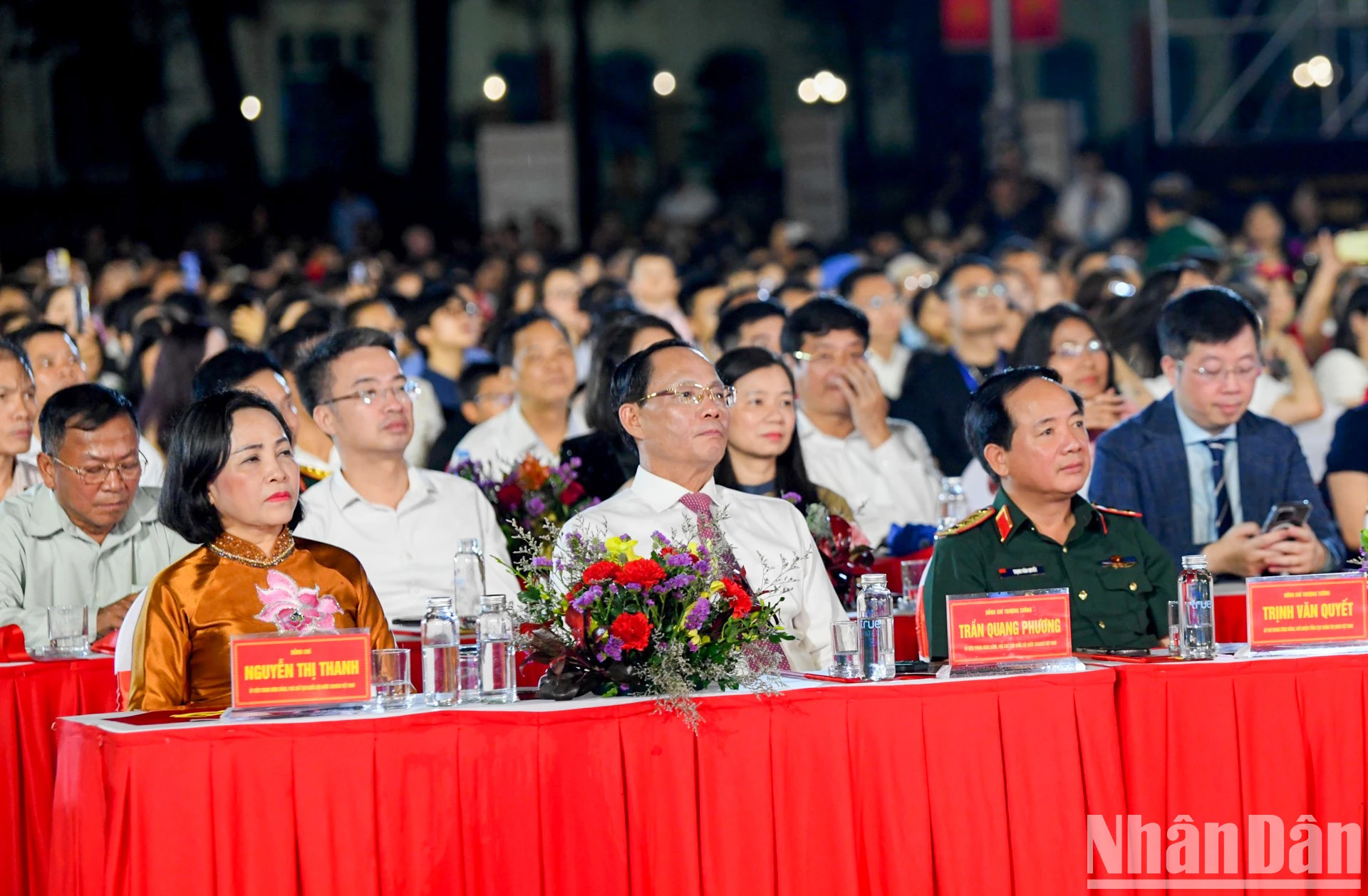 出席晚会的代表们。 出席晚会的代表们。