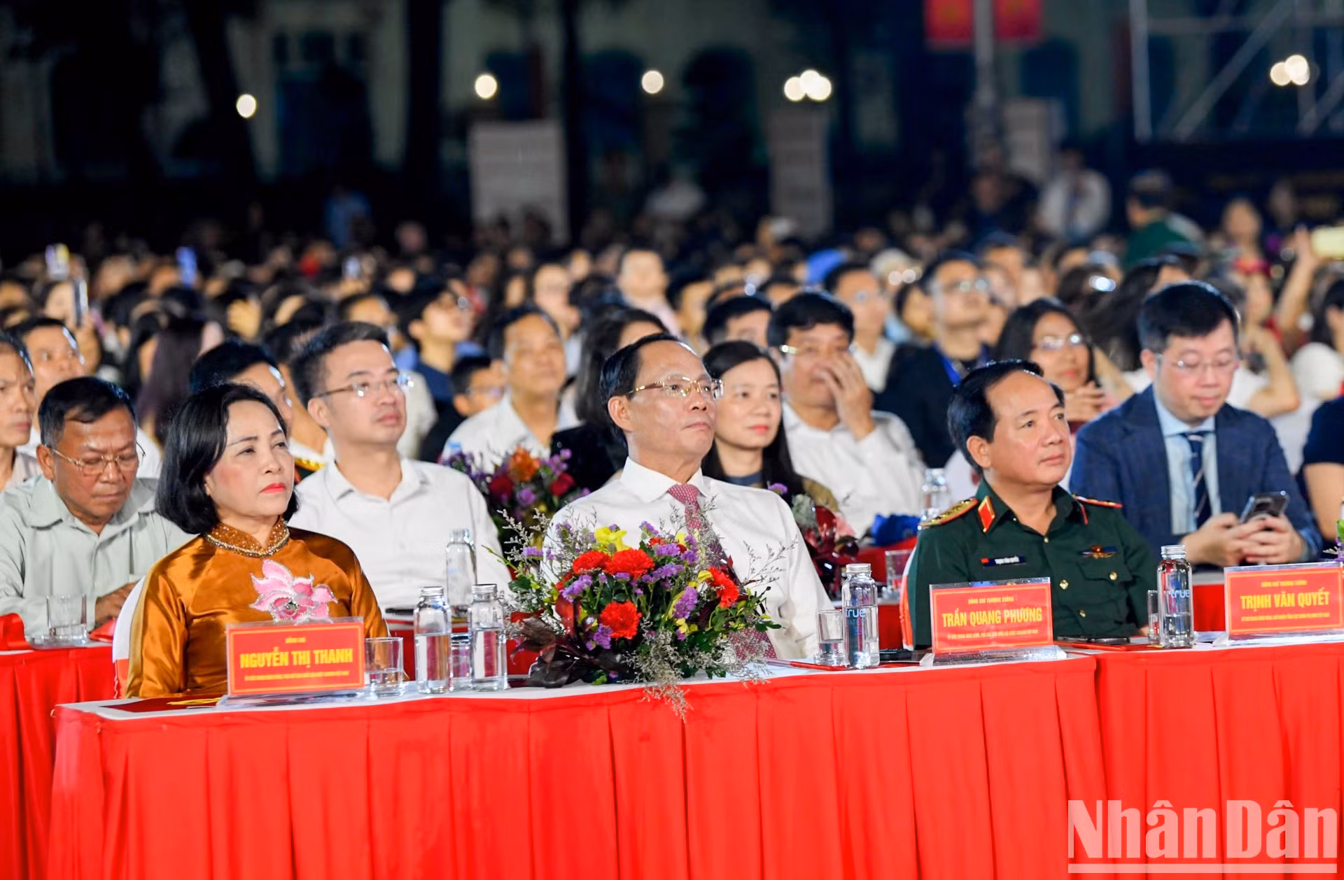 出席晚会的代表们。