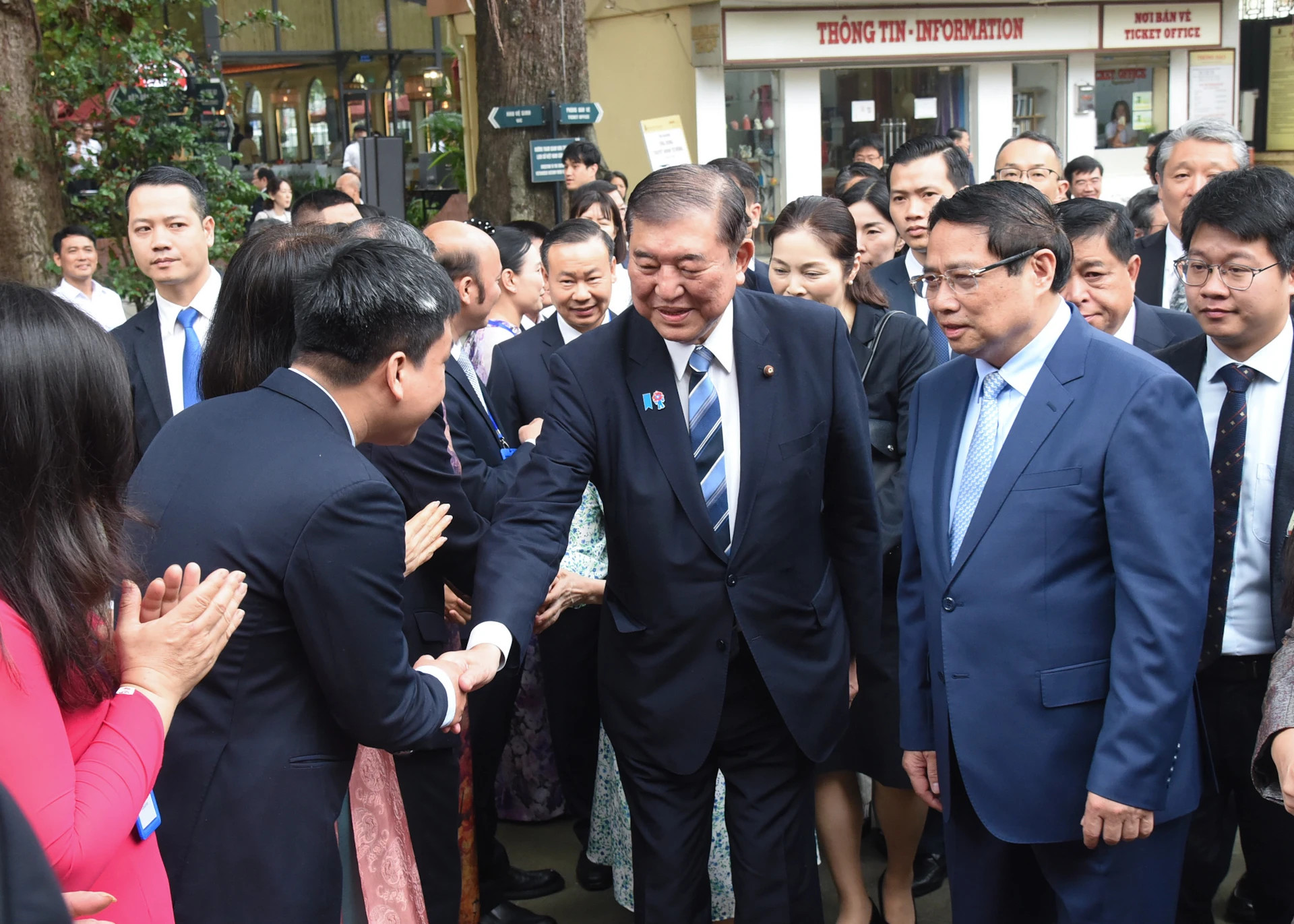 越南国家历史博物馆的干部和工作人员欢迎政府总理范明正夫妇和日本首相石破茂夫妇前来参观。 越南国家历史博物馆的干部和工作人员欢迎政府总理范明正夫妇和日本首相石破茂夫妇前来参观。