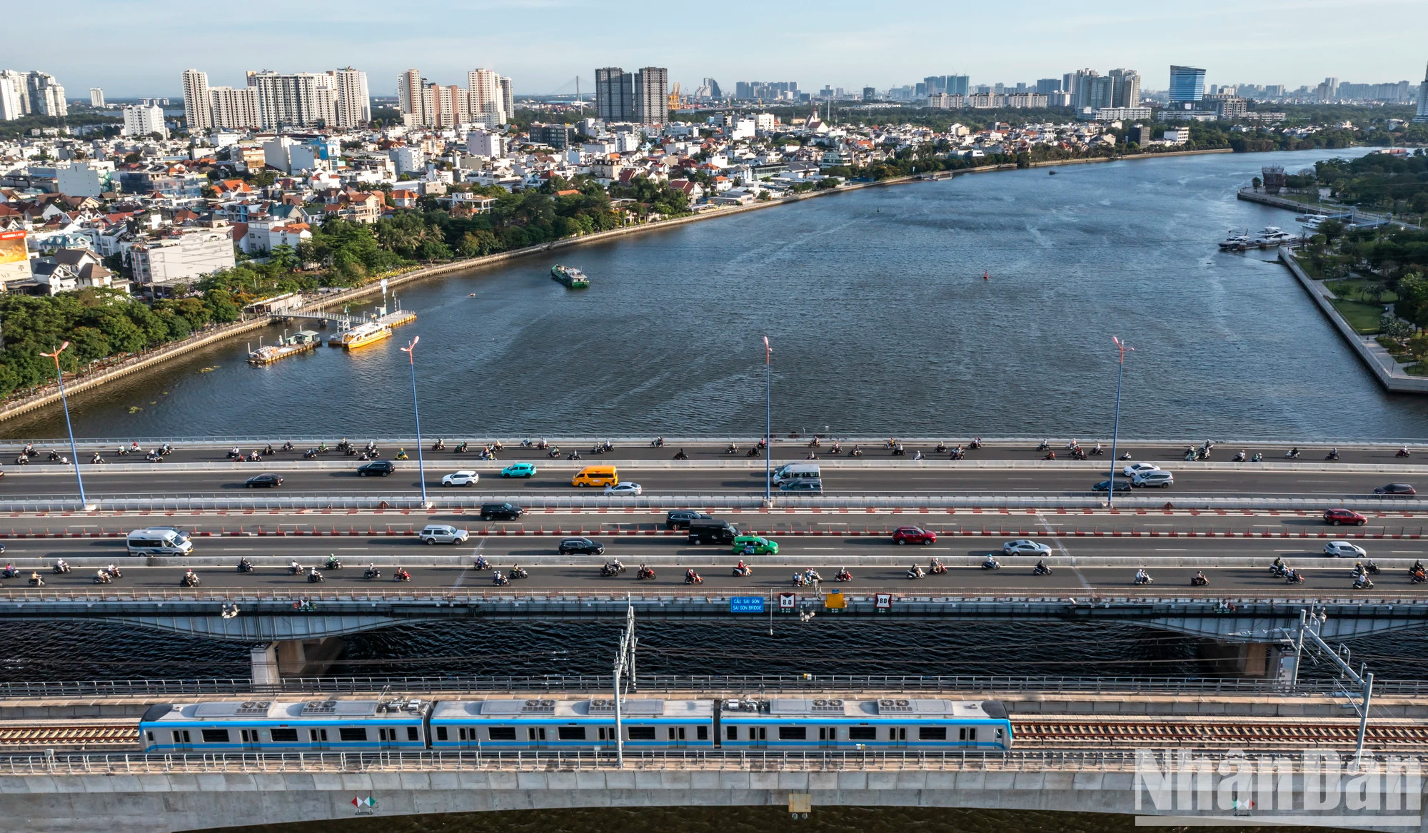 2024年底,滨城——仙泉地铁1号线正式开通迎客,标志着胡志明市在现代化、可持续交通基础设施发展历程中的一个重要里程碑。 2024年底,滨城——仙泉地铁1号线正式开通迎客,标志着胡志明市在现代化、可持续交通基础设施发展历程中的一个重要里程碑。