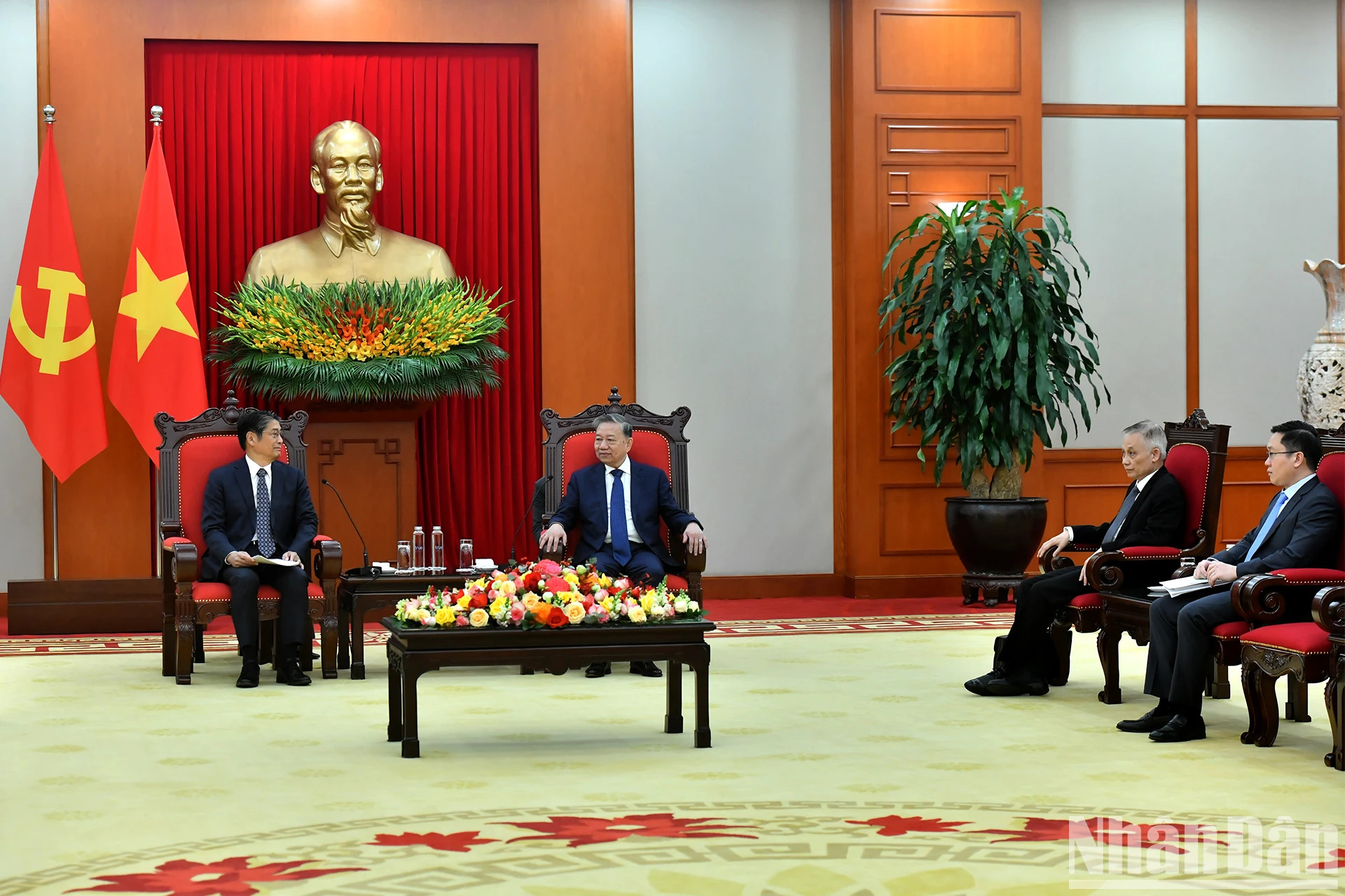 越共中央总书记苏林会见日本驻越南大使伊藤直树。