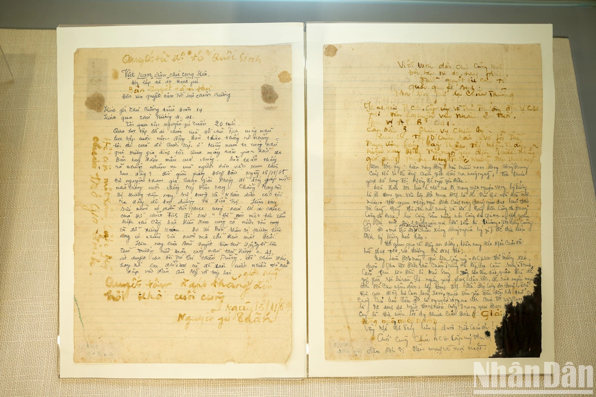 解放军战士阮富俊和阮文忍用鲜血写下的决心书申请复员并继续前往南方作战。