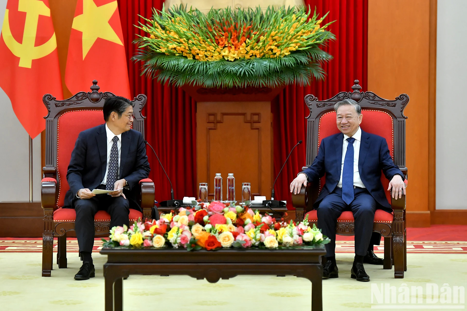 越共中央总书记苏林（右）和日本驻越南大使伊藤直树。