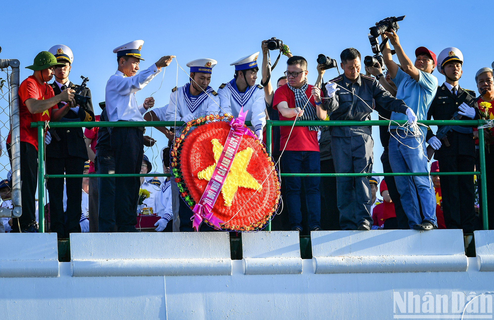由全国各新闻媒体机构100名领导和记者组成的越南新闻工作者协会工作代表团在探访长沙群岛军民的海程途中，抵达了鬼鹿礁（Gạc Ma）、孤伶礁（Cô Lin）和带刀礁（Len Đao）。