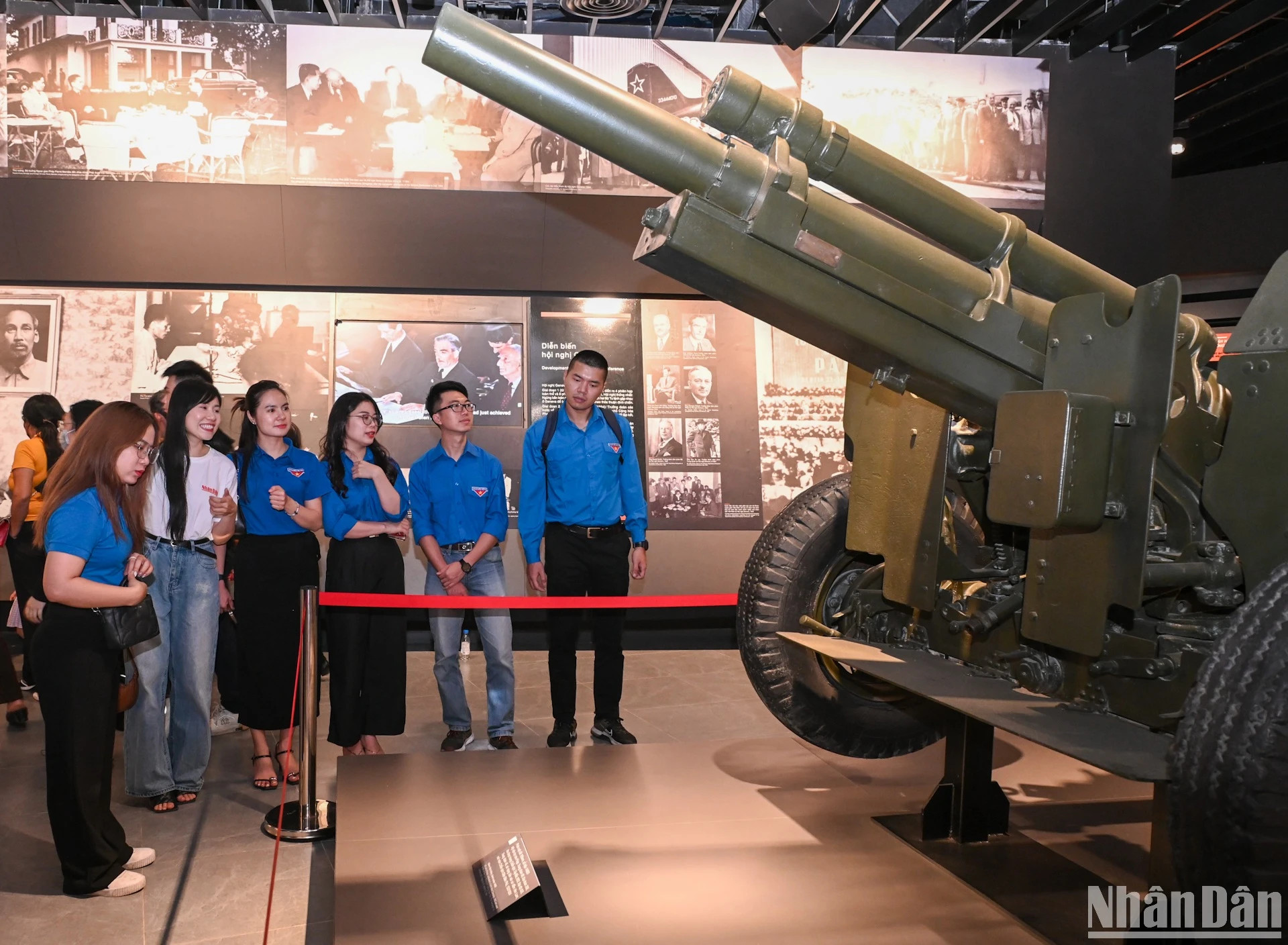 展示区展示了105毫米地面炮。第45团第806连曾使用这种火炮,向 欣林(Him Lam) 据点开火,拉开了奠边府战役的序幕。 展示区展示了105毫米地面炮。第45团第806连曾使用这种火炮,向 欣林(Him Lam) 据点开火,拉开了奠边府战役的序幕。