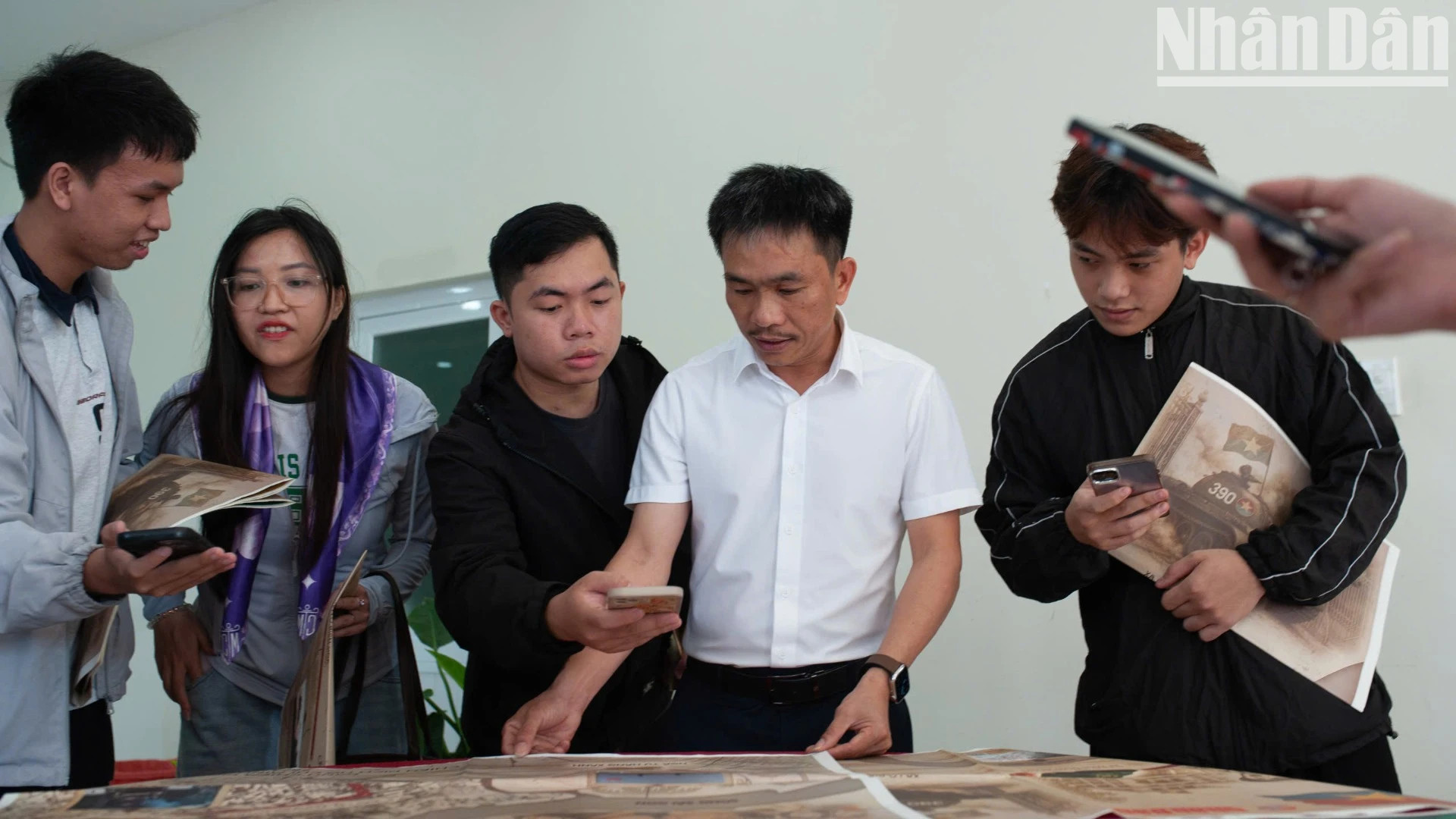 年轻人扫二维码体验在线内容。 年轻人扫二维码体验在线内容。