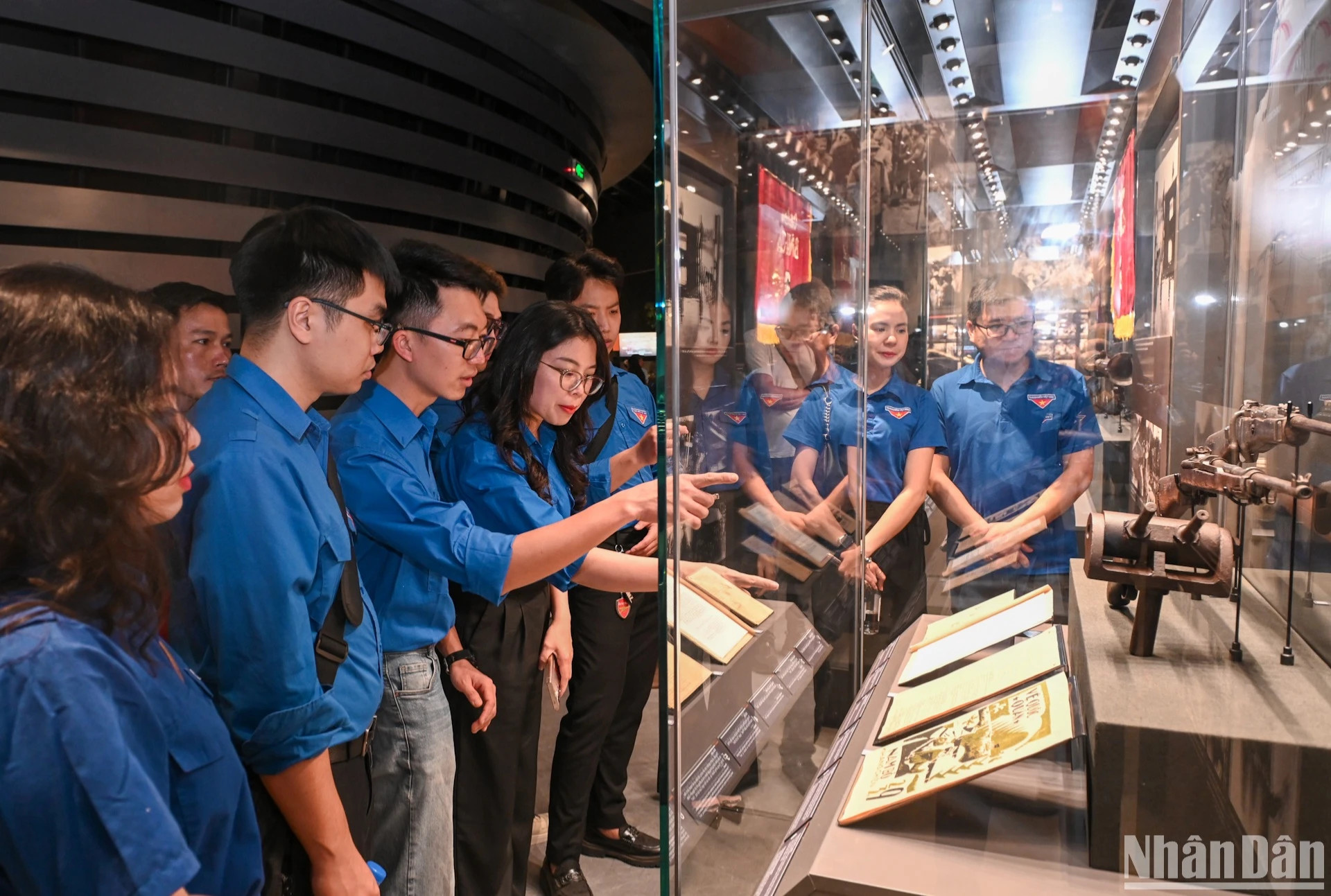 越南人民军和民众在各个时期的武器装备展区吸引了团员和青年的关注。 越南人民军和民众在各个时期的武器装备展区吸引了团员和青年的关注。