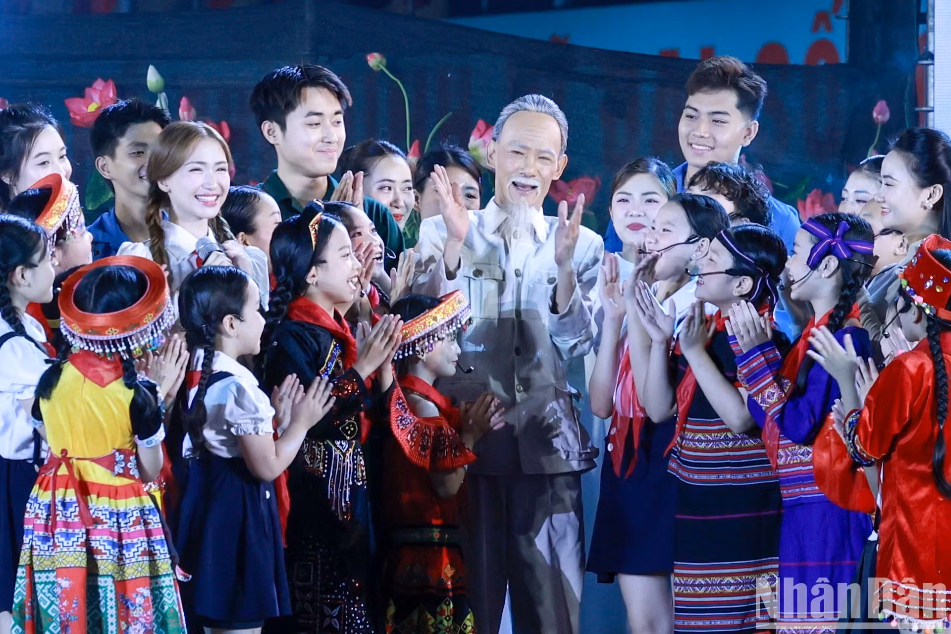 此节目深刻刻画了胡志明主席的形象——越南革命的天才领袖、伟大的导师、民族解放英雄和杰出的文化名人。