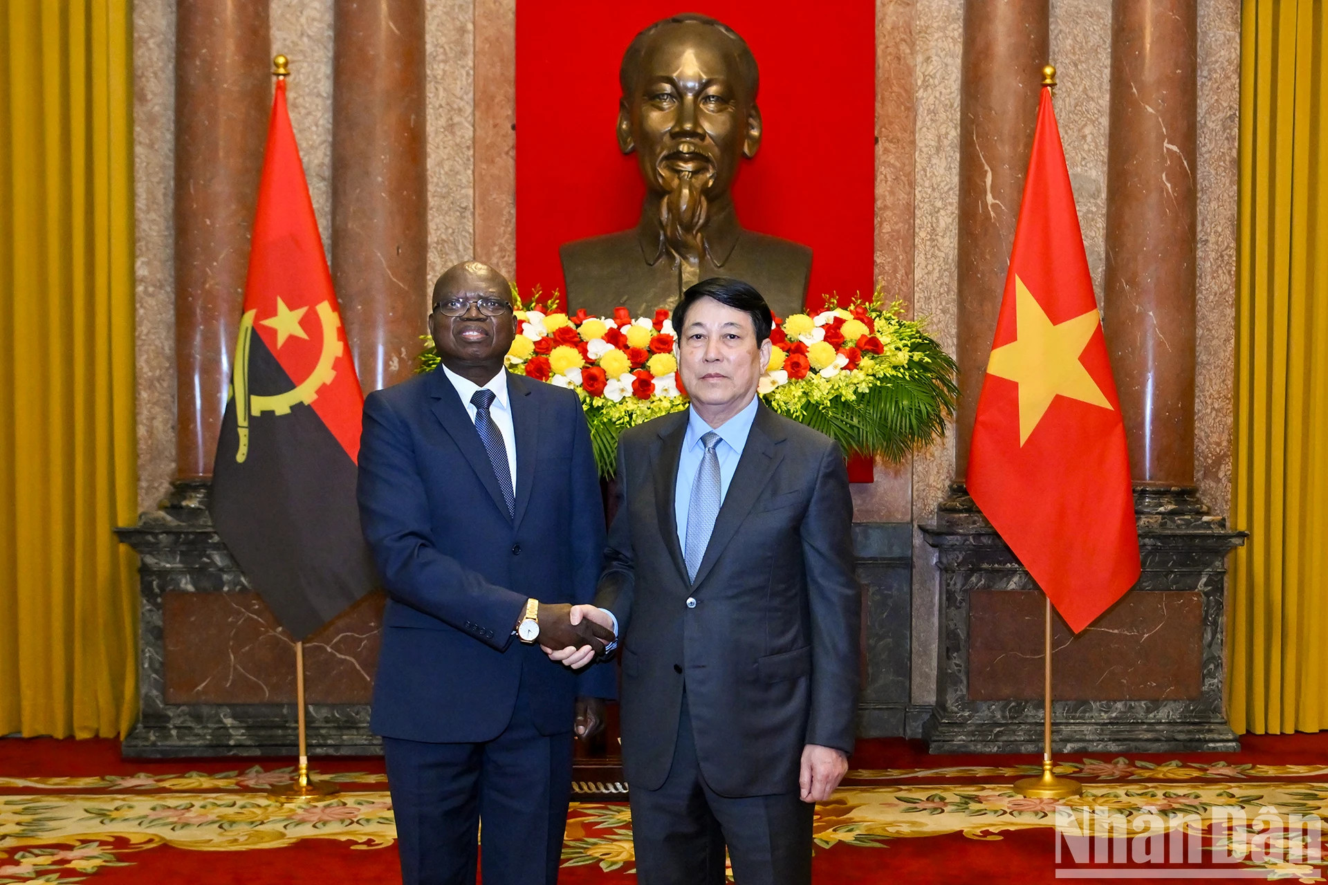 国家主席梁强和安哥拉共和国新任驻越南大使Fernando Miguel。 国家主席梁强和安哥拉共和国新任驻越南大使Fernando Miguel。