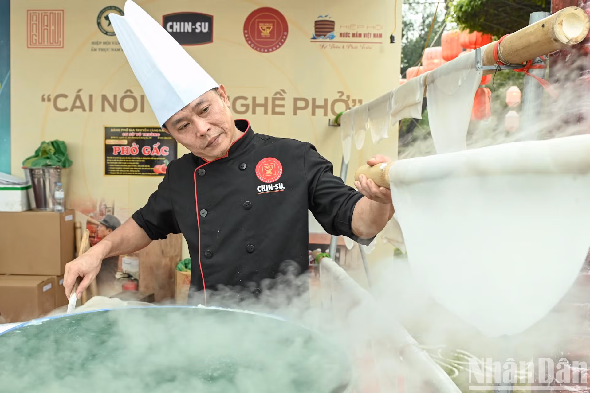 河粉制作艺人现场演示越南传统河粉蒸制技艺,吸引众多参观者的关注。 河粉制作艺人现场演示越南传统河粉蒸制技艺,吸引众多参观者的关注。