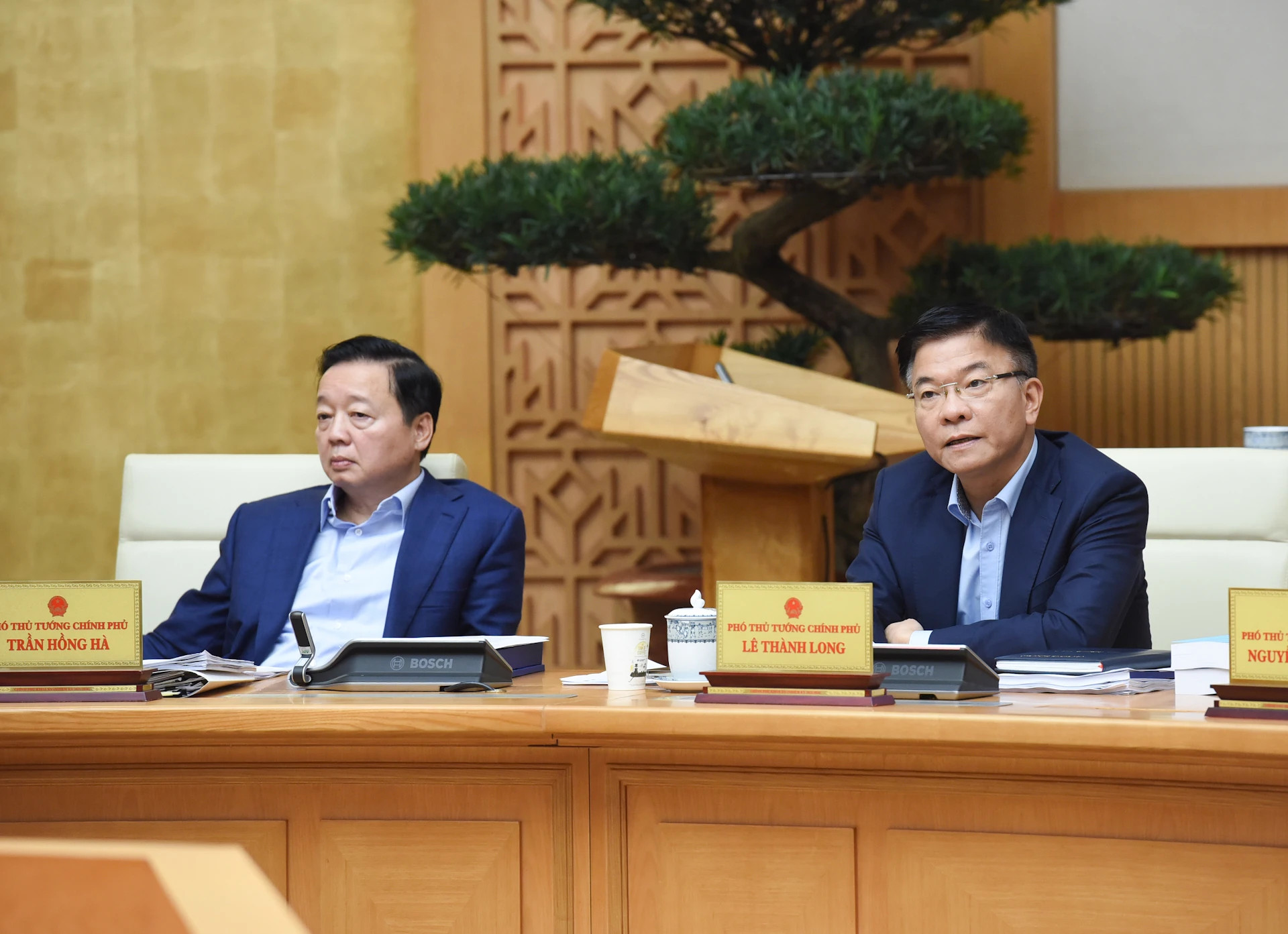 政府副总理黎成龙（右）。