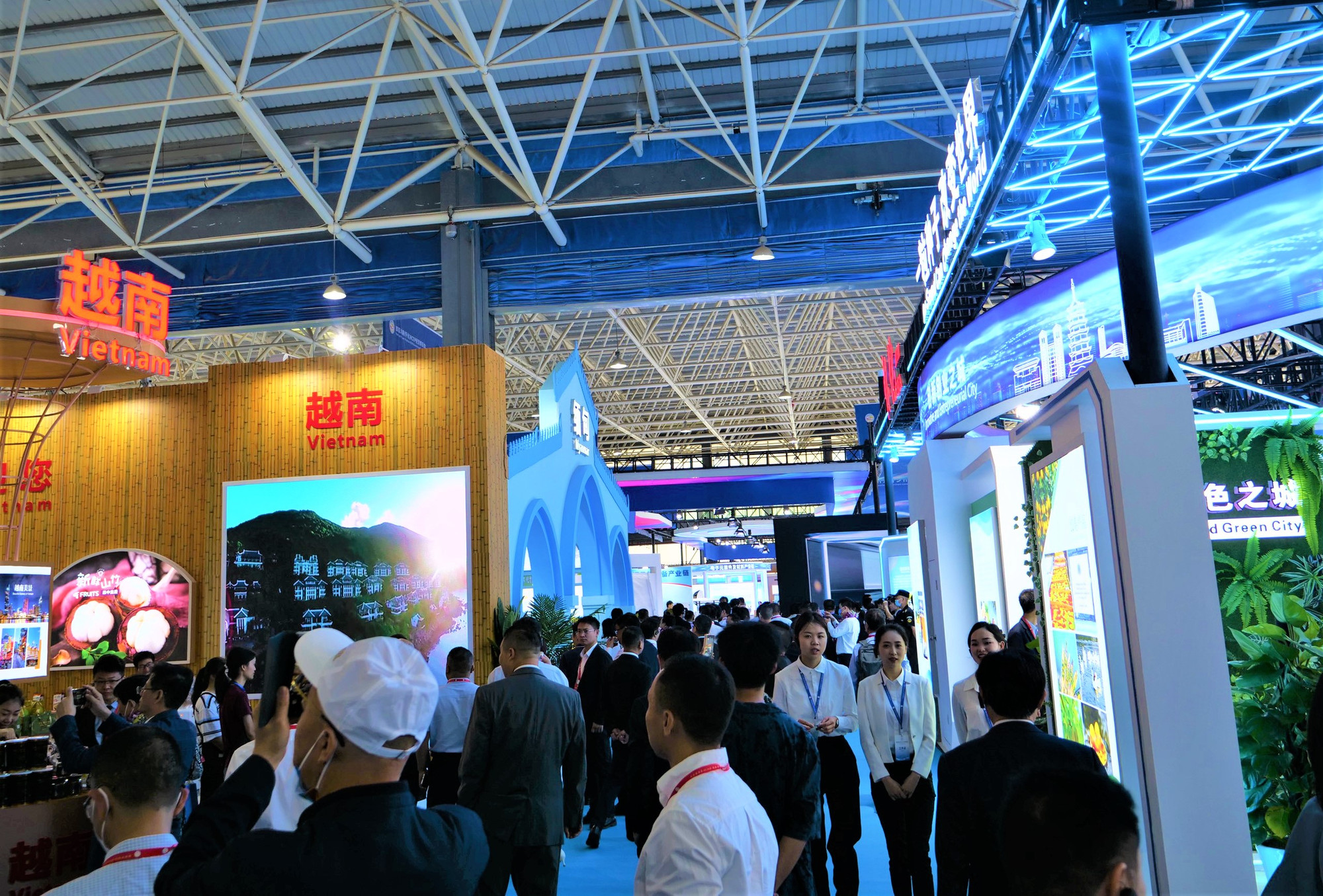 大量观众前来参观越南展位。(杜有兴 摄) 大量观众前来参观越南展位。(杜有兴 摄)