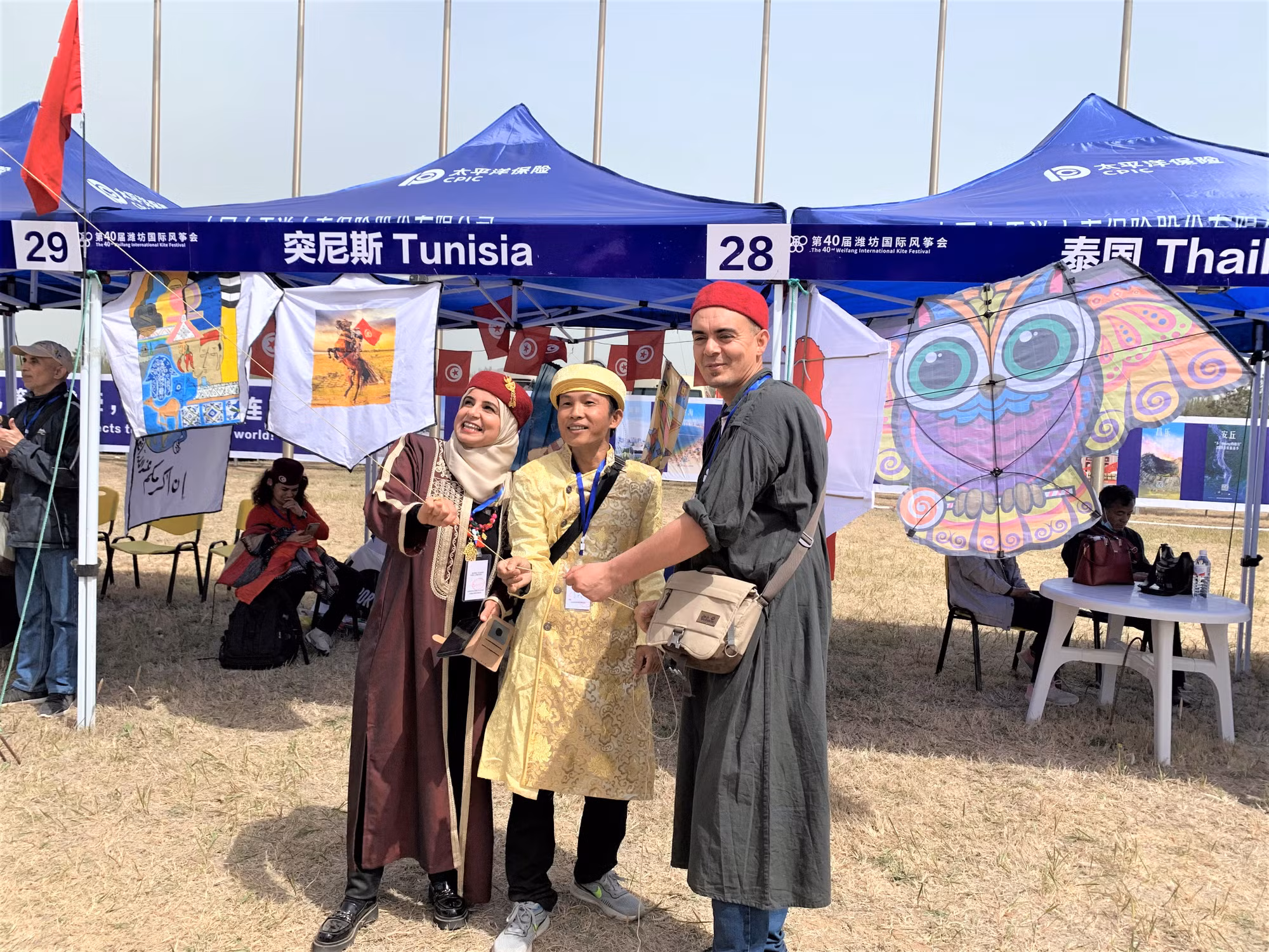 越南风筝爱好者阮富国与国际友人一起放飞风筝。（杜有兴 摄）