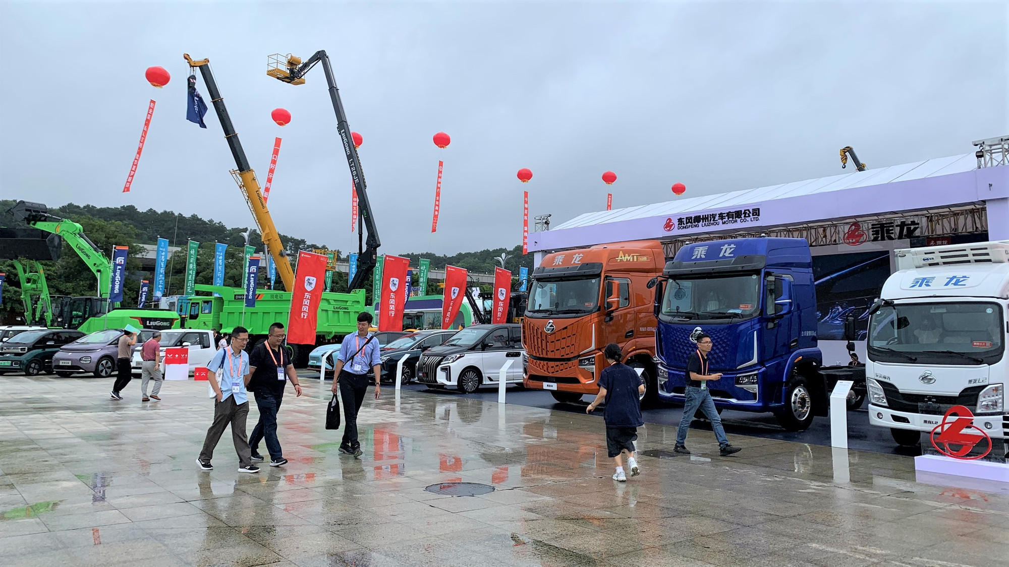 展馆外的设备和车辆等产品展示。 展馆外的设备和车辆等产品展示。