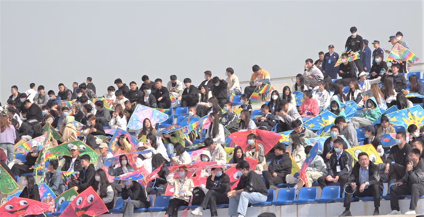 参加开幕式的观众。（阮胡君 摄）