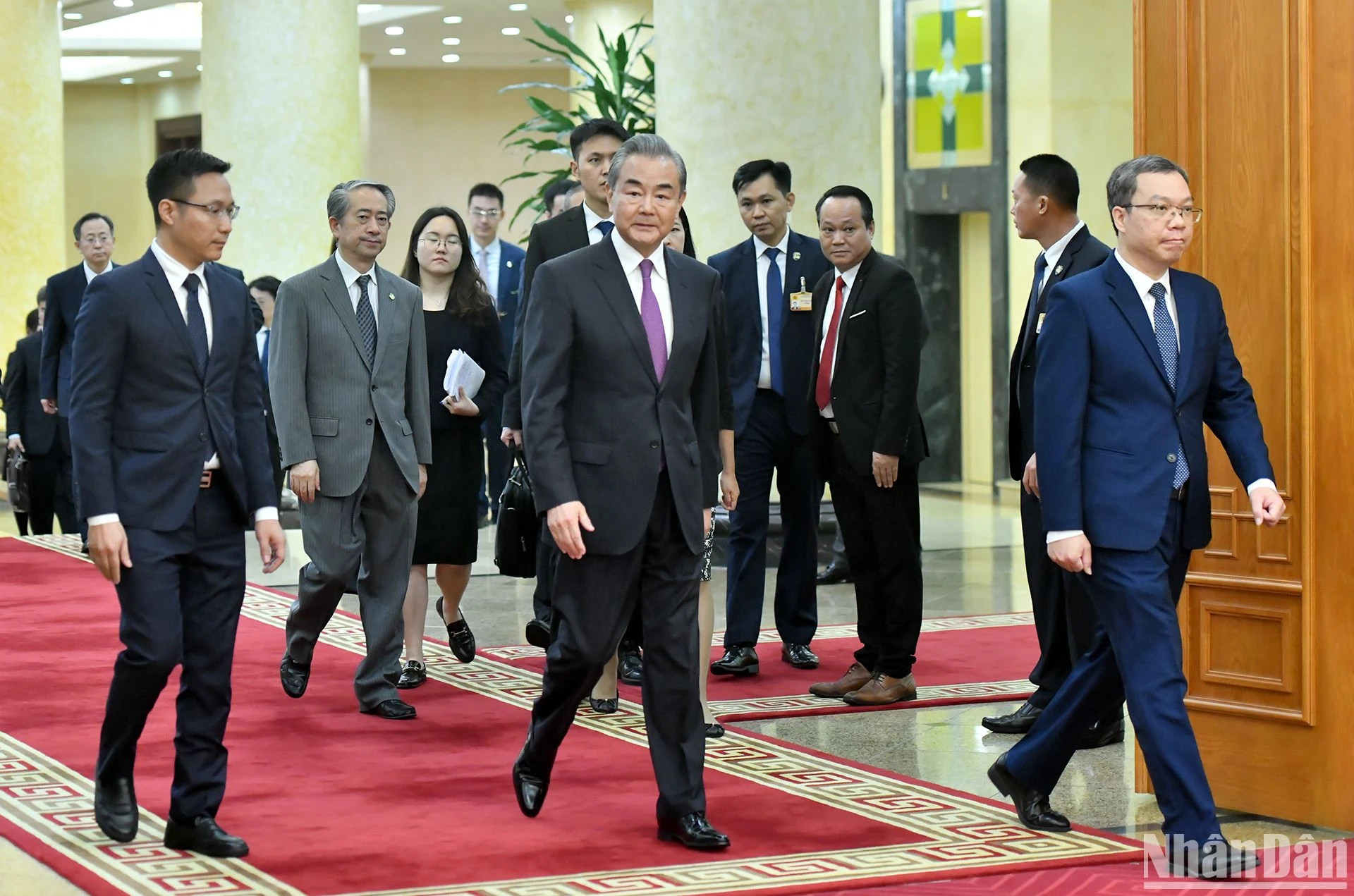 中共中央政治局委员、中共中央外事工作委员会办公室主任、中国外交部长王毅同志率中方代表团来到越南共产党中央委员会总部。