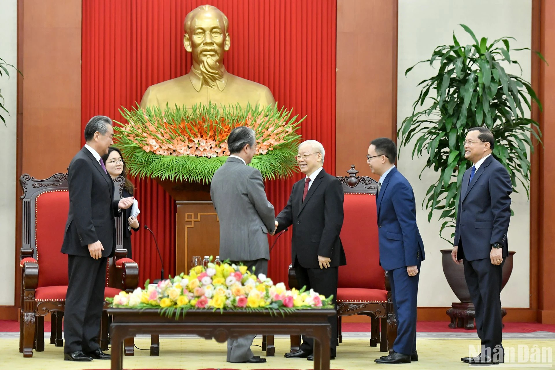 阮富仲总书记向中方代表问候。