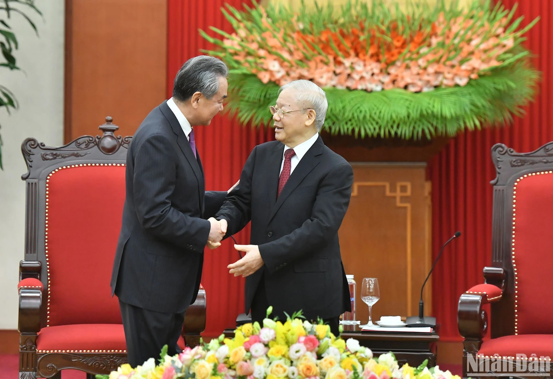 越共中央总书记阮富仲会见中共中央政治局委员、中共中央外事工作委员会办公室主任、中国外交部长王毅。