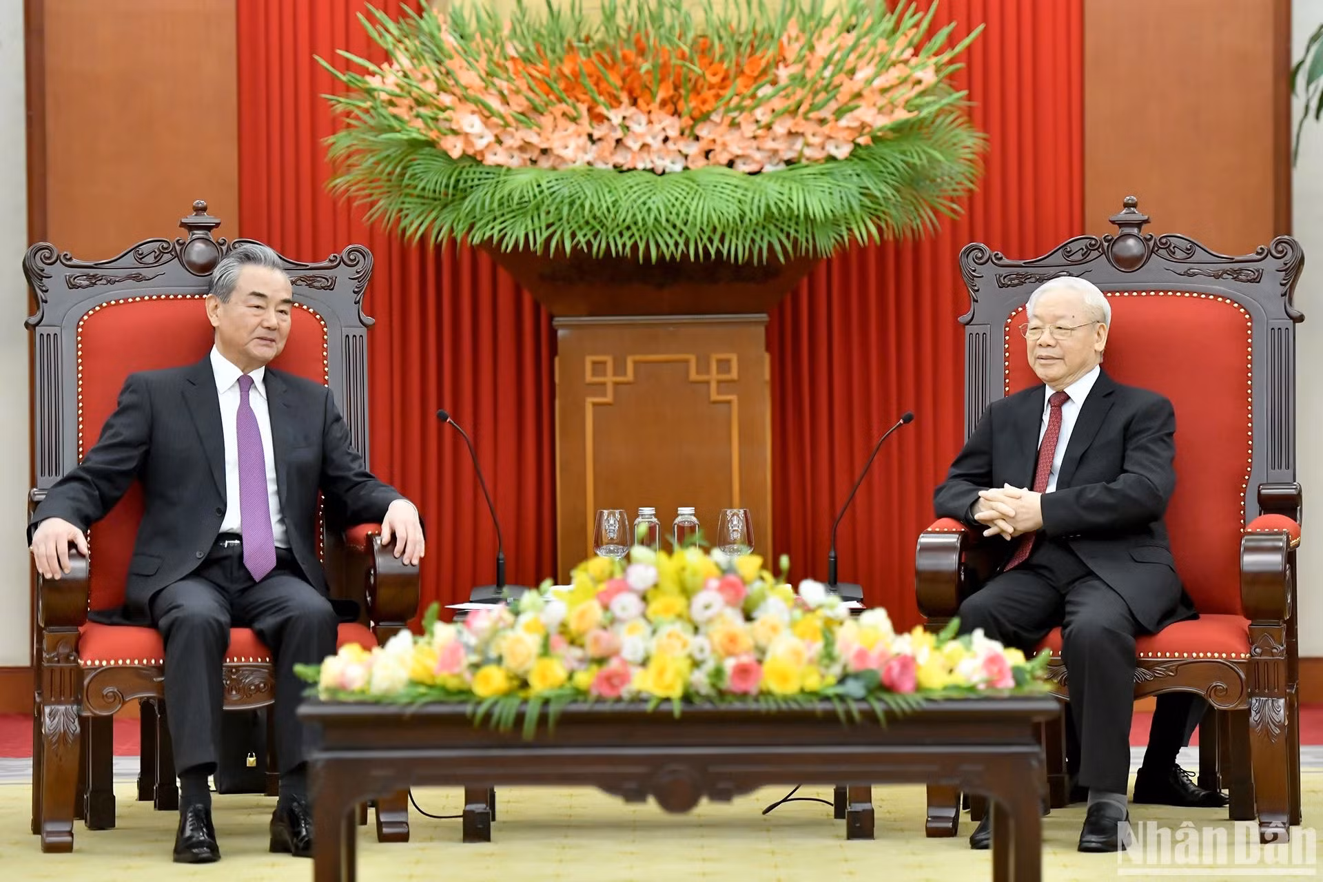 越共中央总书记阮富仲同中共中央政治局委员、中共中央外事工作委员会办公室主任、中国外交部长王毅交谈。