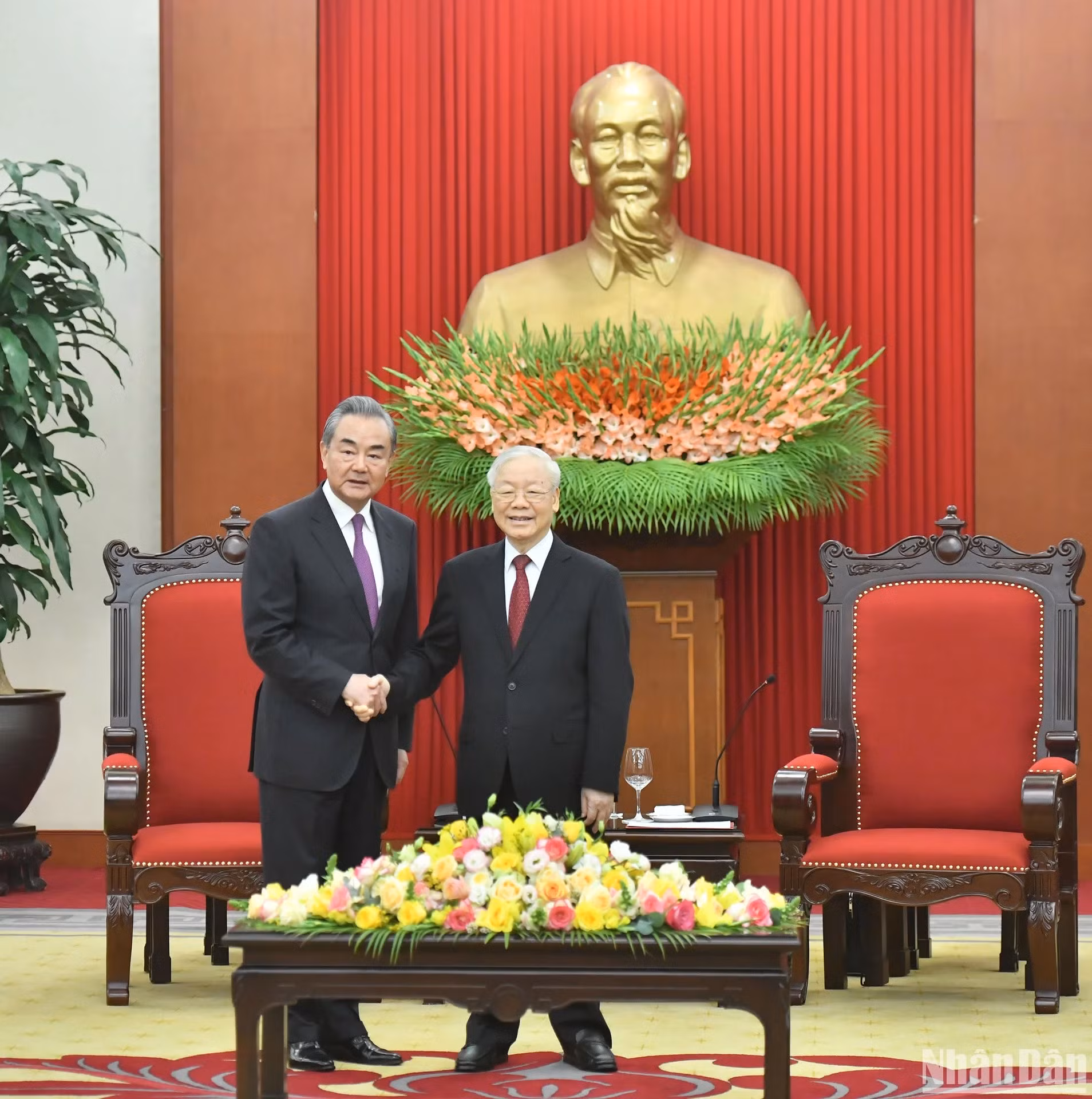 越共中央总书记阮富仲在党中央总部亲切会见王毅同志。