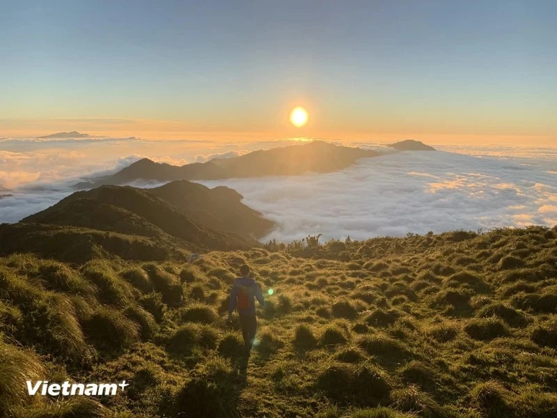 老神路段是日出、日落最佳观赏地。因为，此地是老街省伊子县最早见到日出和日落最晚的地方。