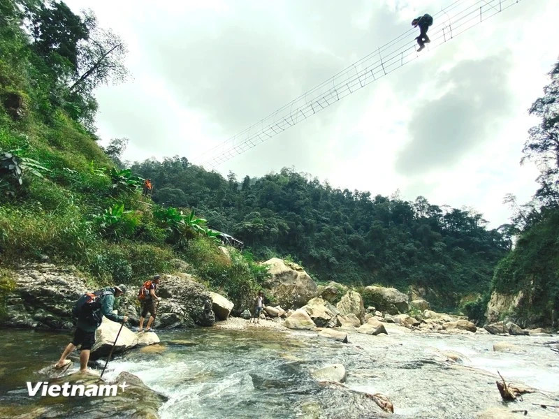 要前往这座山峰，游客需要向莱州市向莱州省边防部队指挥部申请许可。传说中的Pusilung山峰一直是喜欢探险的摩托车手梦寐以求的目的地。