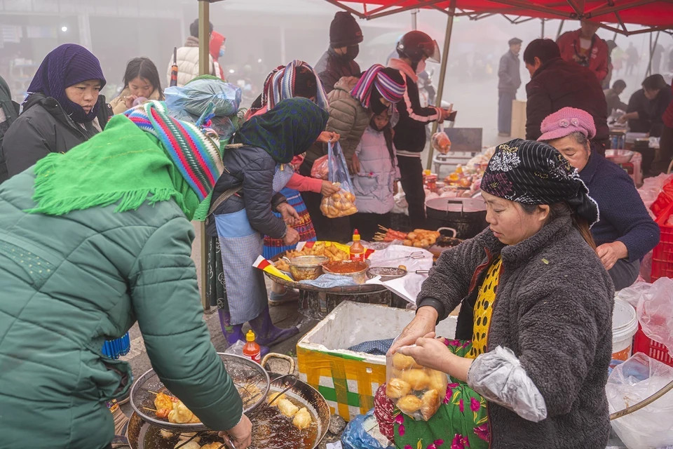 庯告集市每周举办一次，但每周顺延一天，因此其还被称为“庯告顺延集市”。这是河江省同文岩石高原为数不多的独特集市之一。