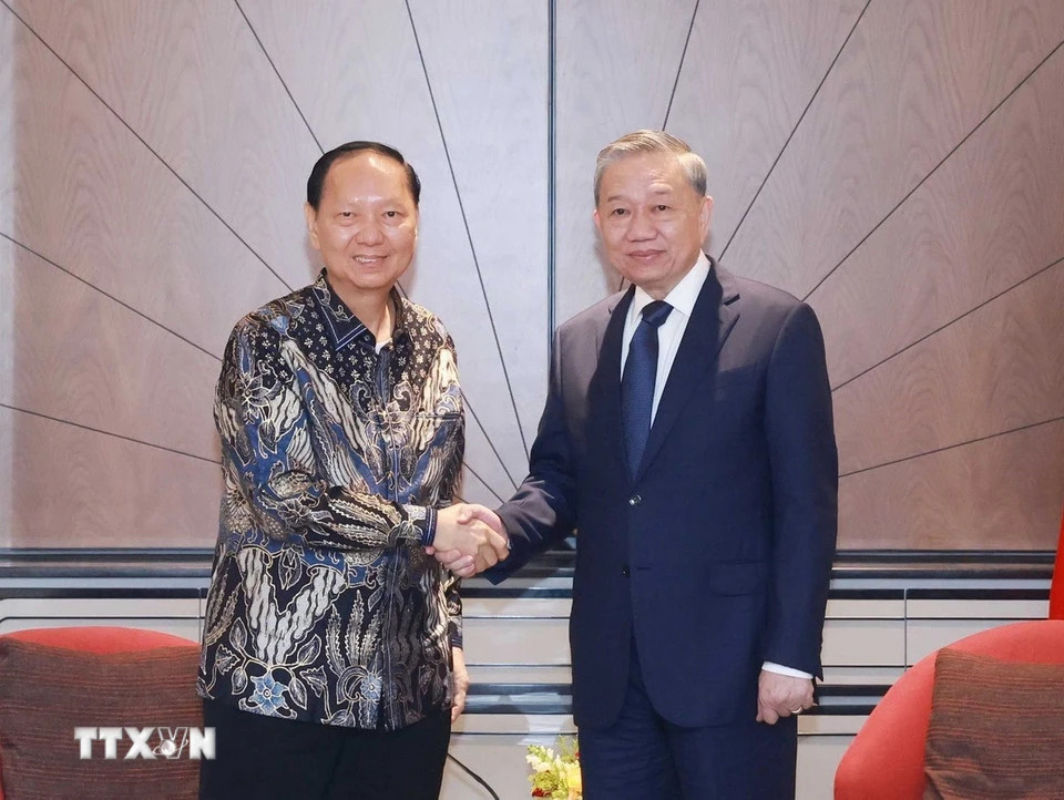 越共中央总书记苏林会见Sungai Budi集团经理Oey Alfred。 越共中央总书记苏林会见Sungai Budi集团经理Oey Alfred。