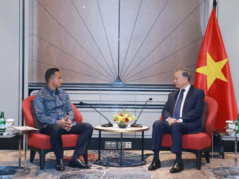 越共中央总书记苏林会见印度尼西亚工商会(KADIN)主席Anindya Bakrie。 越共中央总书记苏林会见印度尼西亚工商会(KADIN)主席Anindya Bakrie。