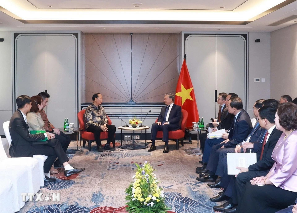 越共中央总书记苏林会见Sungai Budi集团经理Oey Alfred。 越共中央总书记苏林会见Sungai Budi集团经理Oey Alfred。