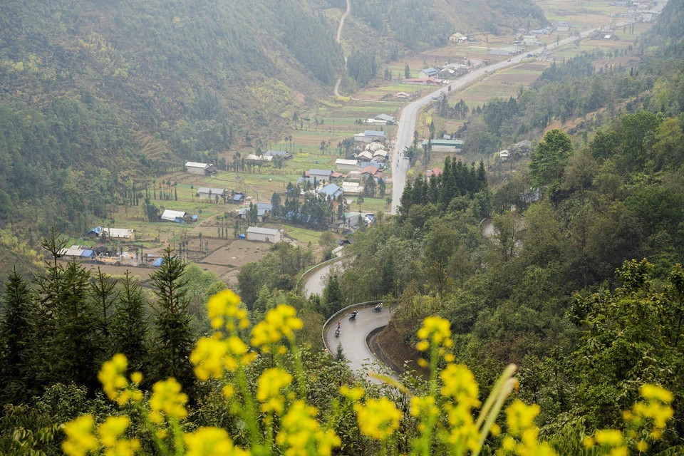 庯告是河江省同文县的一个高原乡，其以如画的自然风光而闻名。这里的夯土房承载着蒙族同胞独特的建筑风格，以及富有民族特色的风俗习惯。
