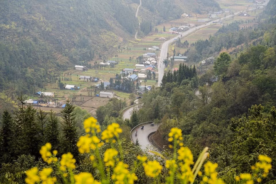 庯告是河江省同文县的一个高原乡，其以如画的自然风光而闻名。这里的夯土房承载着蒙族同胞独特的建筑风格，以及富有民族特色的风俗习惯。