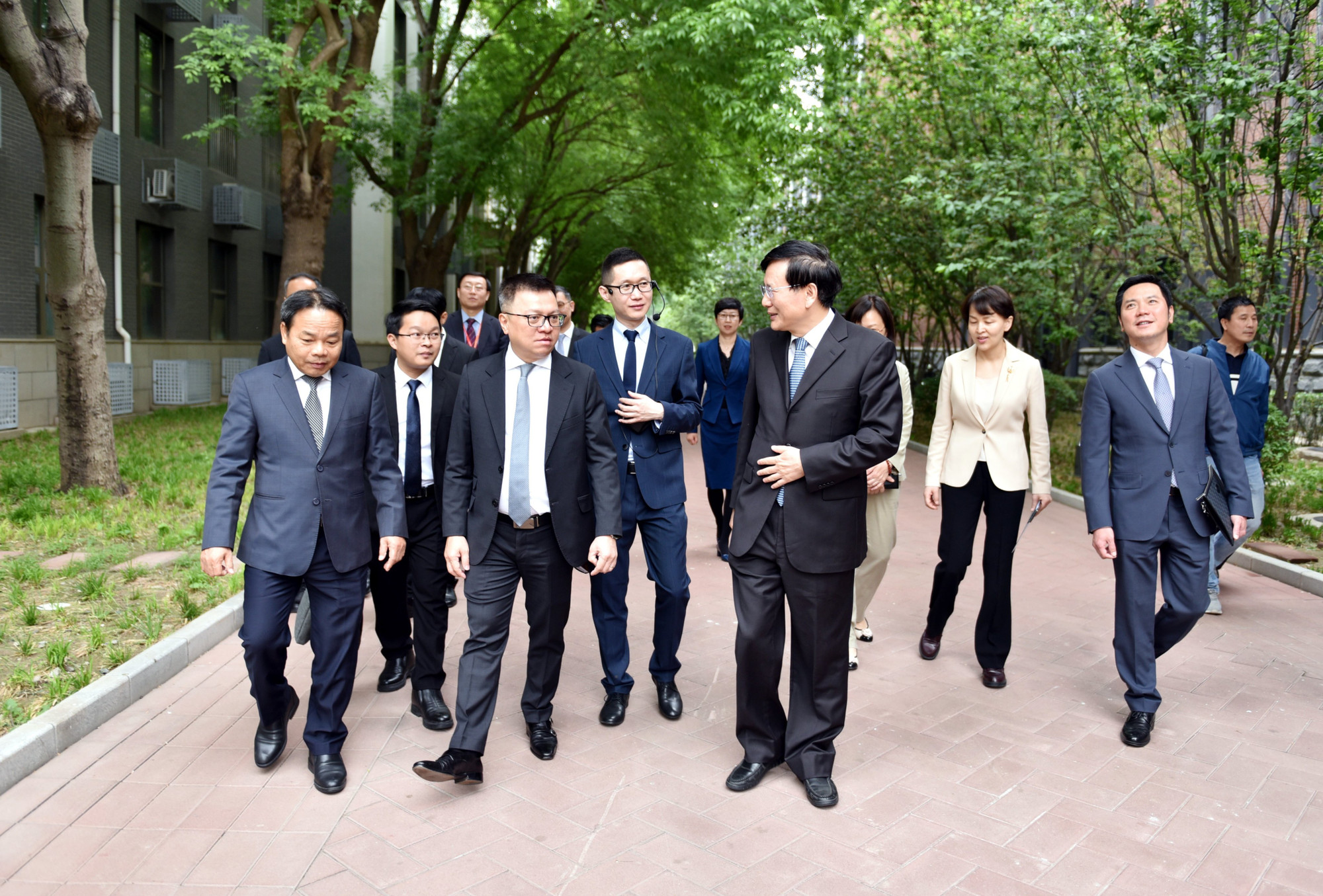 黎国明总编辑一行来到人民日报社总部参观。 黎国明总编辑一行来到人民日报社总部参观。